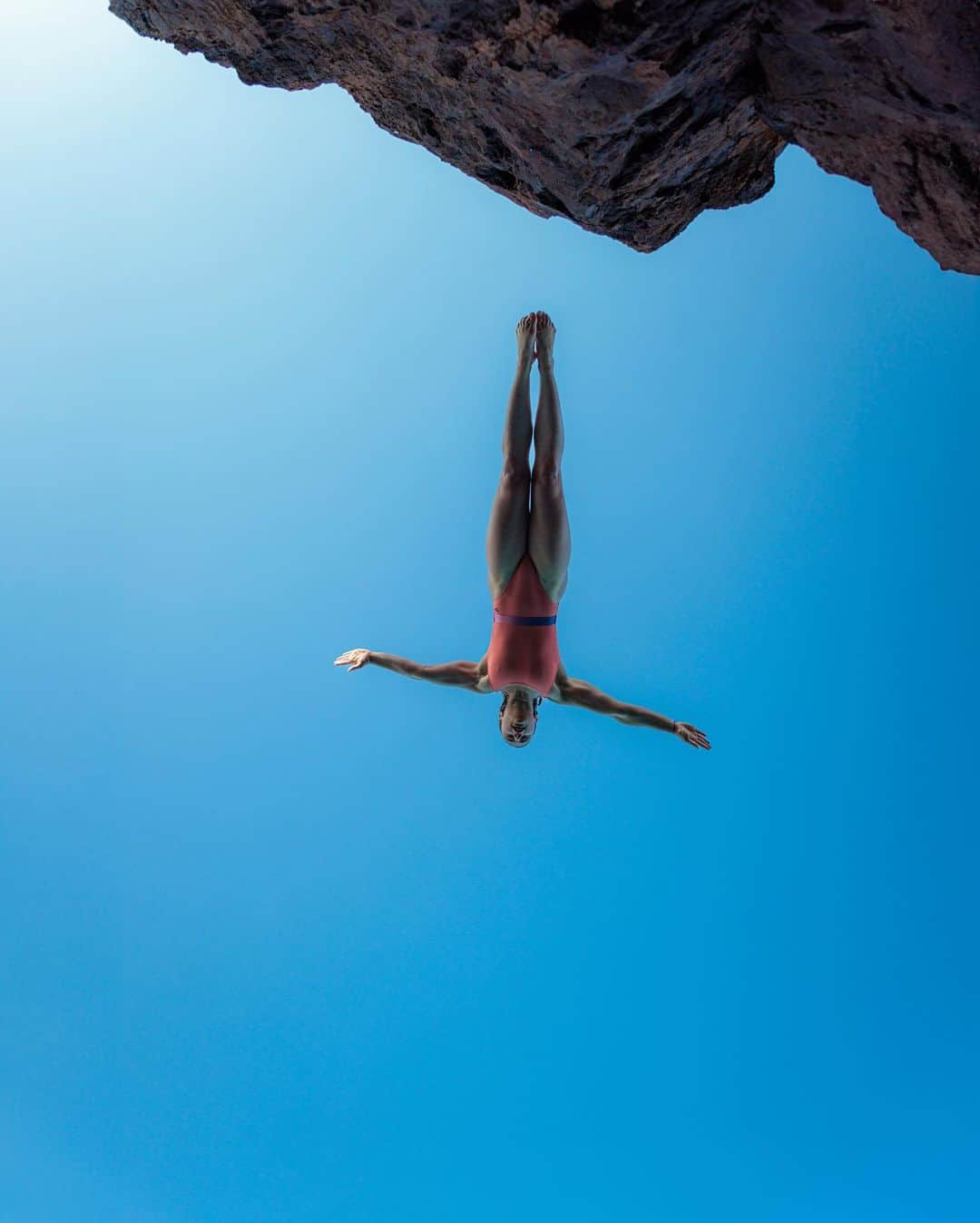 ローラ・マリノさんのインスタグラム写真 - (ローラ・マリノInstagram)「💦 Le Plongeon : entre Air et Eau 📝 "Le Plongeon, c’est l’Amour de ma vie. Ce sport entre Air et Eau m’a portée à travers tous les continents, toutes les émotions, et toutes les intensités, avec ses hauts comme ses bas. D’abord dans les piscines du monde entier qui m’ont mené jusqu’aux Jeux Olympiques (Rio 2016), c’est désormais des plus belles falaises du monde que je m’élance, pour ne plus sauter dans le chlore mais dans le sel de l’immensité des océans. Découvrez mon univers {...}"   Lisez la suite de cet article que j'ai écrit à propos de ma passion pour le Plongeon pour @speedofrance sur leur blog et dites-moi en commentaire ce que vous en avez pensé ! 🫶🏽 Lien direct pour l’article en Story.   🇬🇧 I'm talking about my passion for Diving & Cliff Jumping on Speedo's blog. French only but if you want to give it a try, feel free to leave me a comment here to let me know what you thought about it ! Direct link in story.  📸 by @benjaminauffret   #sponsorisé  #speedo #speedointernational #swimsuit #swimwear #summervibe #cliffjumping #plongeon #cliffjump」7月10日 0時19分 - _lauramarino