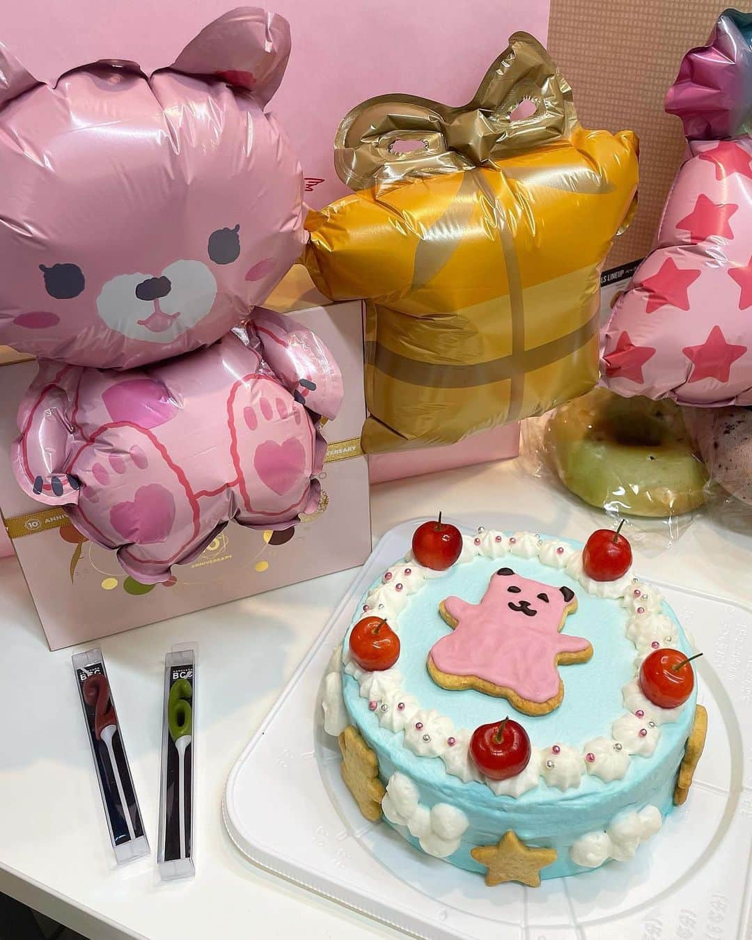 高萩千夏のインスタグラム：「佐々木手作りケーキ🧸  ちなっちゃん色にして ケーキを作ってくれたの可愛いね❤︎ 誕プレも可愛くてお気に入りなの❤︎ イケメンありがとう！  高校3年生だって😊 グラビアもかわいかったね🐒🦍」