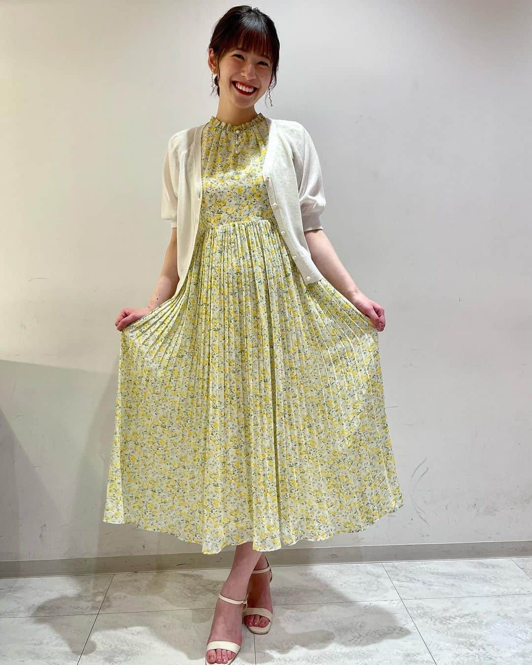 のインスタグラム：「. 7月8日（土）ファンミーティング 衣装協力👗  ●dress：tocco closetさん @tocco_closet  ●cardigan：MISCH MASCHさん @mischmasch_official   ●shoes：RANDAさん  @randa_pic  ●earring：phoebeさん @phoebe_official  黄色が華やかで可愛いワンピース👗💛 カーディガンが会場の肌寒さをカバーしつつ、可愛らしさをプラスしてくれていました！ 揺れるイヤリングが華やかでしたね♡  素敵な衣装をありがとうございました🥰  #ウェザーニュースlive  #ファンミーティング2023 #衣装協力 #キャスター衣装」