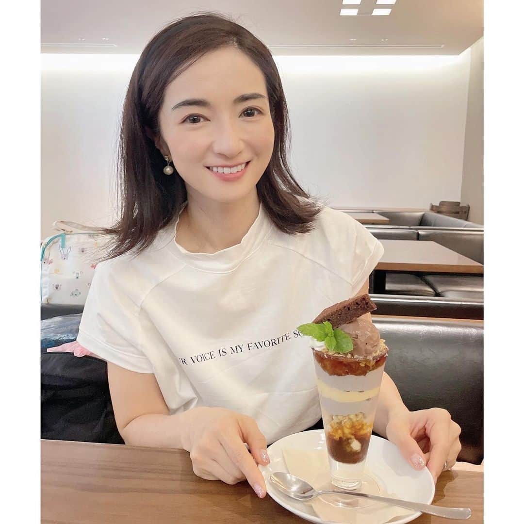 Mayuko Watanabe 渡辺真由子のインスタグラム：「#100本のスプーン で大好きなパフェを食べれて幸せな日♡ 最近暑い💦いや、暑すぎるので熱中症に気をつけましょうね🥹✨ この調子だと子供達を夏休み中に水遊び場に連れて行きたいと思っているのですが、行くまででバテそうです🤣  #女子会 #女子会ランチ #パフェ #パフェ巡り #甘いもの #甘いもの好きな人と繋がりたい #parfait  #ママコーデ #ママファッション #男の子ママ #男の子兄弟 #男の子兄弟ママ #カジュアルコーデ」