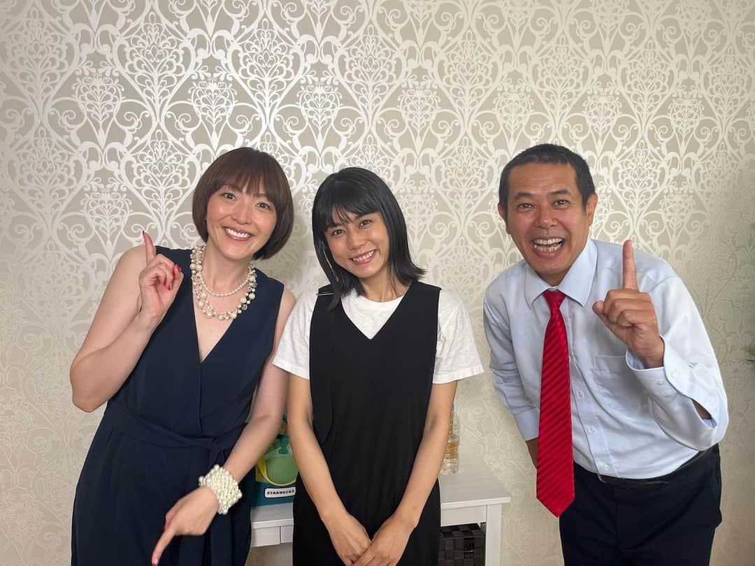 芳野友美さんのインスタグラム写真 - (芳野友美Instagram)「「うわっ!ダマされた大賞」見てくださった皆様ありがとうございました☺︎ 　 #ノッチ さんにドッキリを仕掛ける#仕掛け人 として出演させていただきましたー♪ 仕掛け人とか初めてでどうしたら良いのやら・・・なかなか難しいもんですね。 でも貴重な体験で楽しかったです☆ 　 なんと言っても「#行列のできる相談所 」でノッチさんご夫妻ネタで何度も奥様役をやらせていただき、私にとっては特別なお二人♪ 　 ノッチさんは一度共演させていただき、お会いしたことはあって、その時に私のことを認識してくださってて感動したんですが、今回も何年振りかにお会いしてちゃんと覚えてくださってて嬉しかったです！！！ 　 そして奥様の友美さんはやっとお会いできましたー！ 読みは違うけど同じお名前♪ 友美さんも「本物だ〜」って喜んで下さって・・・いやいやそれはこっちの台詞です（笑） お互い「本物だ〜」って言い合ってました（笑） 　 私ごときに恐縮です。本当に素敵なご夫婦❤️ 本当にありがとうございました！！！」7月10日 0時16分 - yumi_yoshino_1980