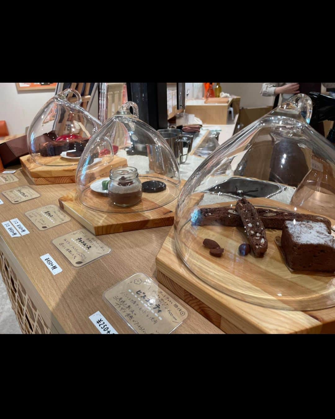 紗々木りんさんのインスタグラム写真 - (紗々木りんInstagram)「🐰🍫🩵 𝗛𝗮𝗻𝗶𝗸𝗮𝗺 𝗖𝗵𝗼𝗰𝗼𝗹𝗮 𝗧𝗲𝗮  チョコレートドリンク専門店 ‎𓊆ハニカムショコラッティー 𓊇さんへ いってきたょん🐰🖤  りんはチョコミン党なので ミントショコラ🩵 今年の鷹の祭典みたいなカラーだった⚾︎🩵  もちたんはモモ飲んでたよ🩷  あまくておいしくて癒された🤍  りんチョコ好きだから おうち用にもハニカムチョコ買ったよ🍫  中洲川端駅の近くで、 中洲よく行くからまたいこ🥳  PR @hanikam_fukuoka #ハニカムショコラッティー #博多スイーツ #中洲グルメ #博多お土産 #チョコレートスイーツ #中洲スイーツ」7月10日 11時15分 - rinn_sh_