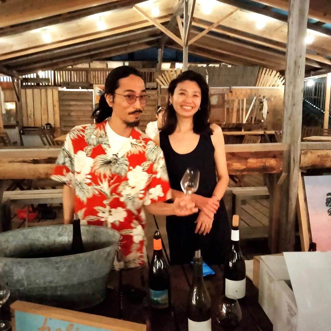 のインスタグラム：「夏の海がもっと好きになった週末  ふらり立ち寄った海の家  心が動くナチュールと素敵なご夫婦に出逢いました。  愛知伊藤農園さんのHANAMUSUBI・ペティアン https://domaineito.com/ (三養醸造さんに委託醸造)  野生酵母ならではの懐の深い滋味深さに、身体にすんなりと浸透する清涼感のあるスパークリグ。口に含んだだけで、潮風や波音も色濃く感じるではありませんか……♡  軽く一杯だけのつもりが(笑) 気がつけば長野とフランスの希少な自然派赤ワインも。  ご夫婦で、【酒屋＋実験室】をたちあげて、ナチュールの魅力を届けていらっしゃるとのこと。言葉ひとつひとつに、ナチュールを宝物のように大切に扱っている想いがあふれていました。  @helium.zu  実験室にもぜひ遊びにきたいです。  @meiiida   #海と山のある暮らし  #ナチュール  #伊藤農園 #夏の海  #週末の過ごし方」