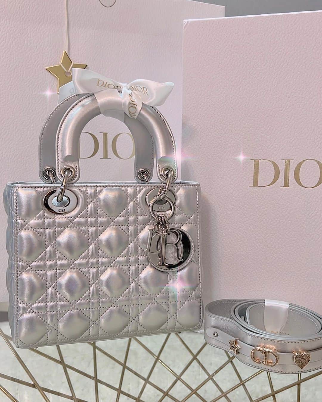 ゆかぴちゅのインスタグラム：「． 3rd Lady Dior💖  初めてのスモールサイズ💖 バッジ付けられてお得な気持ち🫶笑  3つ並べたら可愛すぎる空間だよ〜🥹💖  #dior #ladydior #ディオール #レディディオール #diorbag #ディオールバッグ #レディディオールスモール #レディディオールミディアム #レディディオールラージ」