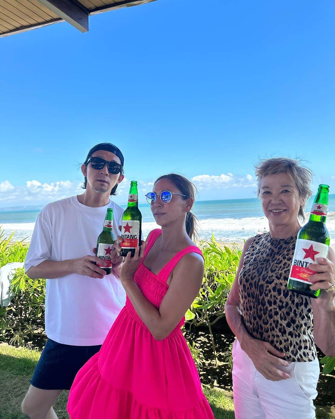 HARUKO（真木明子）のインスタグラム：「やっと晴れた🌞  みんなでビーチ🏖️で 飲んだり食べたり サーフィン🏄‍♀️したり❤️  ワンピース👗 @no10key.no10bee」