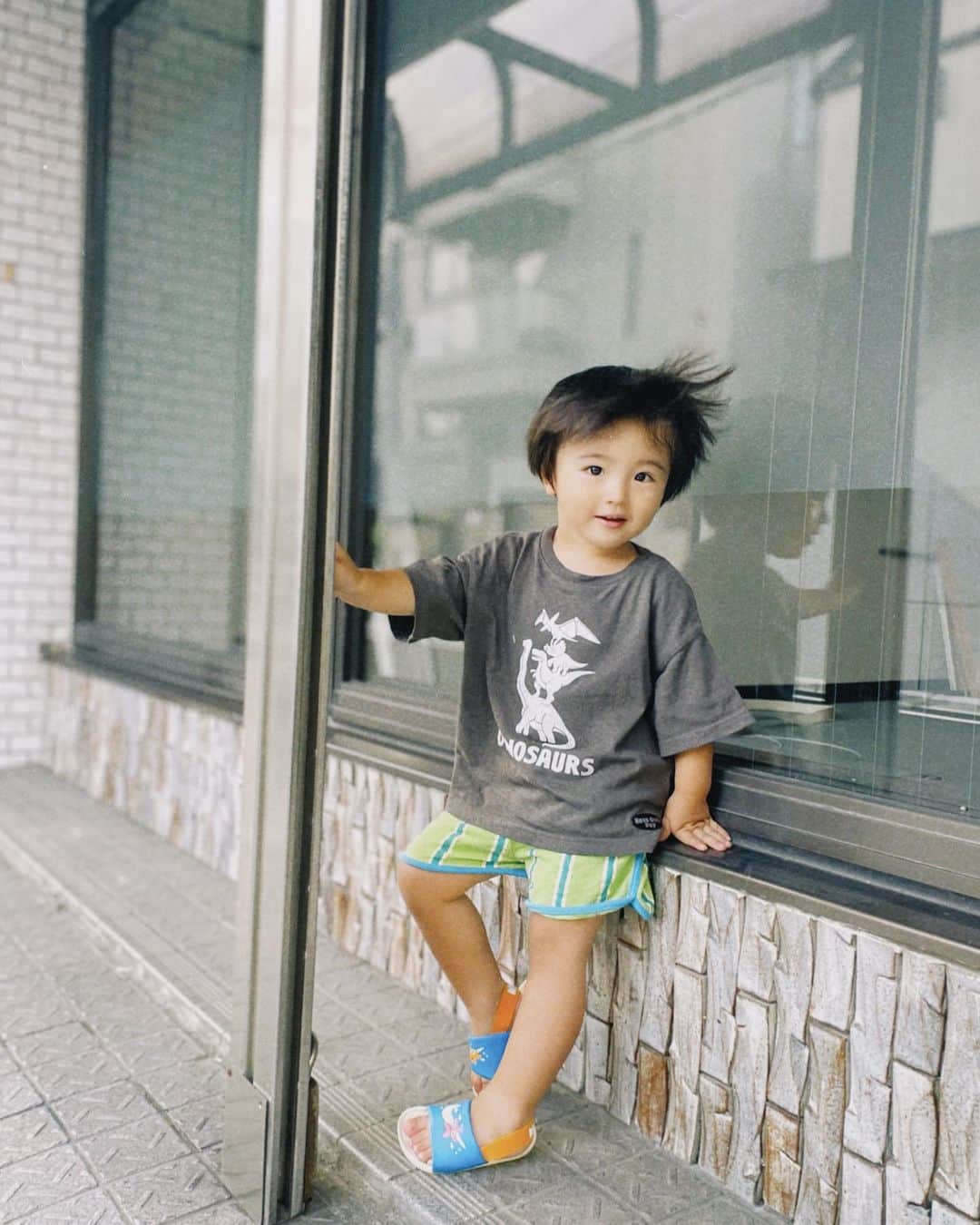 日下部ゆいこのインスタグラム：「. . 熱中症には みなさま気をつけてくださいね。 . 保育園の送りだけで バテバテです。 . モデルポーズのドヤ顔の次男を添えて。 . どこに行っても元気印と言われる次男。 言葉も増えてきて シナプス結合が爆発しています。 それに逆行して 私の忘れっぽさも加速しております。 . . #男の子#男の子ママ#男の子兄弟#5歳#2歳」