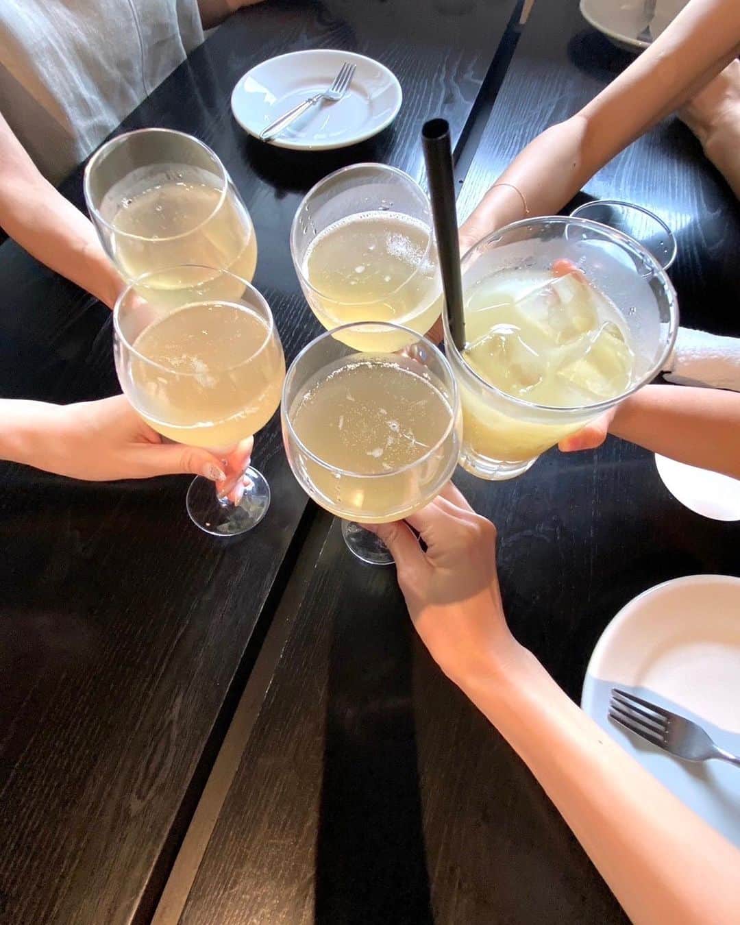 大塚良子のインスタグラム：「京都で集まれた幸せ♡ もっとゆっくり話したかった！ @non221 @mmaaii0928 @yuis96   嵐山邸宅 儘にあるPIZZERIA MAMA  @mama_arashiyama_ @mama_arashiyamahouse  とても良いお店で、またすぐ行きたい。」