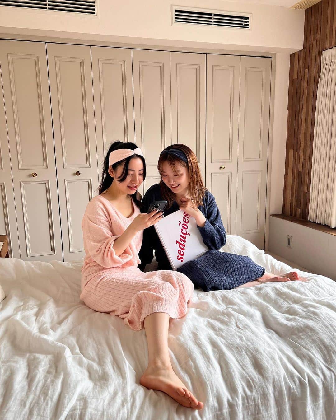 のインスタグラム：「カーディガン付きでコスパ良しのルームウェア🥰 ふわふわで柔らかくて肌ざわりがいいからずっと触ってられる笑  リブが縦ラインだからすっきりと見せてくれるから嬉しい！ 女子会やお泊まり会で使いたい♡  個人的にはギフトで渡しても喜ばれそうだなと🤔  #peachjhon @peachjohn_official」