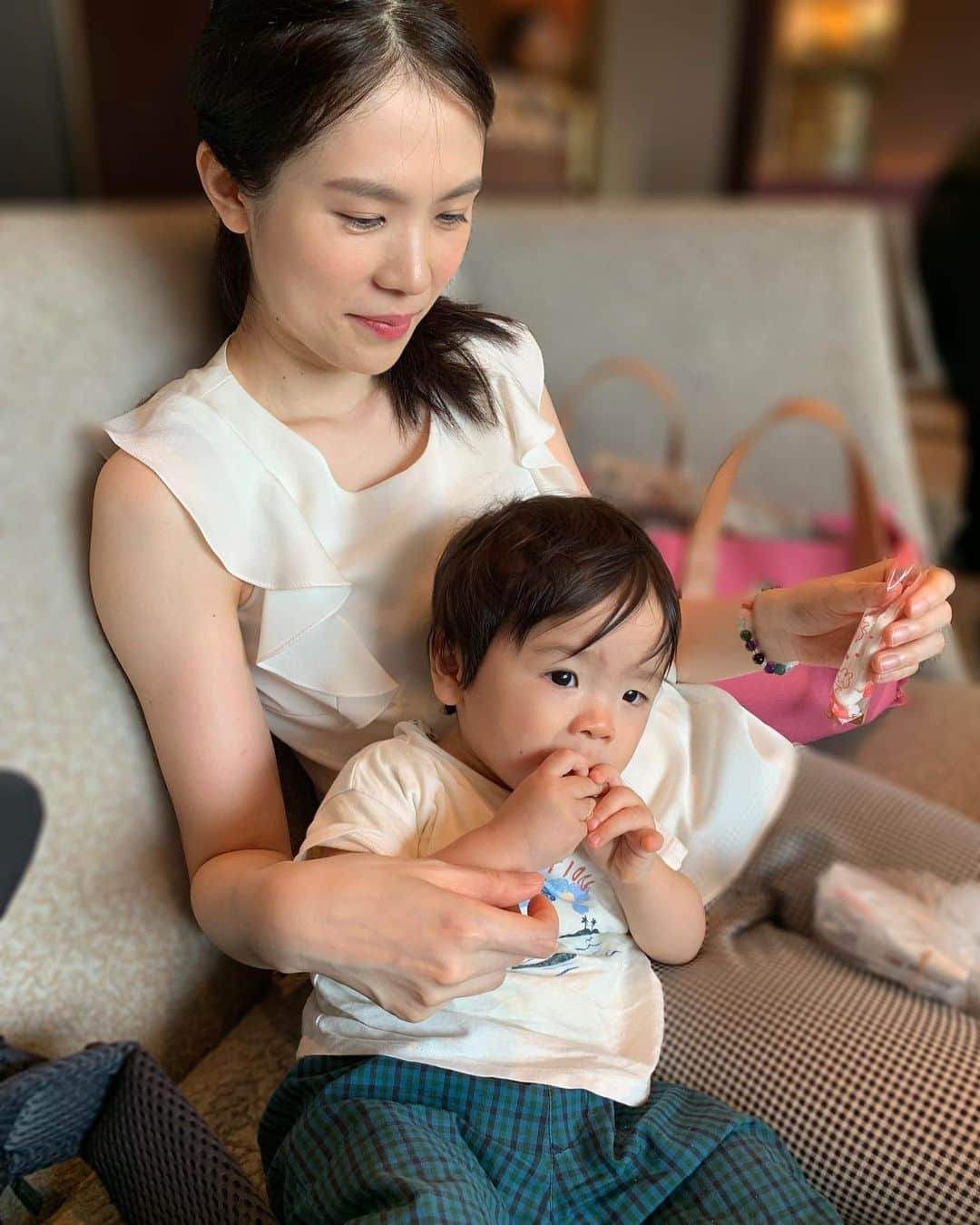 豊田麻子さんのインスタグラム写真 - (豊田麻子Instagram)「ママにべったりの一歳二ヶ月👦 いつまで抱っこさせてくれるかな〜？  #1y2m #常に抱っこか膝枕を要求」7月10日 9時54分 - asako_sen