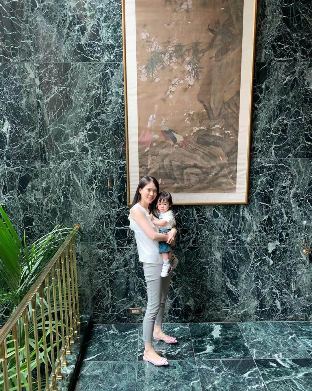 豊田麻子のインスタグラム：「ママにべったりの一歳二ヶ月👦 いつまで抱っこさせてくれるかな〜？  #1y2m #常に抱っこか膝枕を要求」