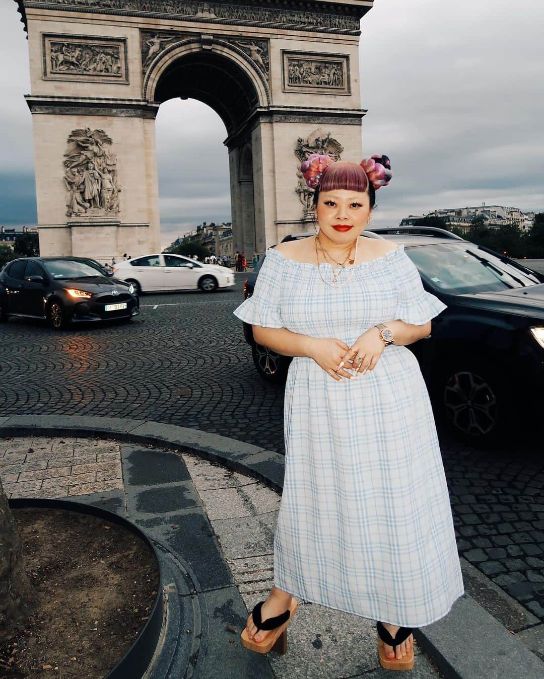 渡辺直美さんのインスタグラム写真 - (渡辺直美Instagram)「一本下駄in Paris🇫🇷  2年前、ニューヨークへ引っ越しする時、 何を日本から持って行けばいいかをストーリーで フォロワーのみんなにアンケートをとりながら 引っ越し準備してたんだけど、 ボケで出したこの下駄に1番票が集まってしまったところから 事件は始まりました。  そこから毎回海外へいくパッキングのたびにこの一本下駄を最初に入れるというボケをやって早3年。  毎度DMで1番いらんやろというツッコミをいただいて実際は持って行かずのくだりをやってたんだけど今回ガチで持って行ってみた😂😂  かさばるしコーデむずいし歩きずらいけどなんか盛れたww  あと街中歩いてたら フランスの犬が聞いた事ない下駄の音にわざわざバルコニーまで出て来てずっと私にバチギレの吠えまくりで草でした 最初の動画音出して聞いてみてw鬼キレてるからw  ちなみに初めて道路の上歩いてみたけど地味に歩けててうにょ  #paris  #一本下駄 #凱旋門 #最後の動画ホラーで草 #👺 #もののけ姫 #日曜日の夜どこも店空いてなくてマック #流石に下駄でマック入れませんでした」7月10日 12時00分 - watanabenaomi703