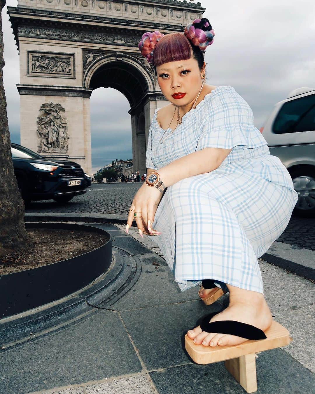 渡辺直美さんのインスタグラム写真 - (渡辺直美Instagram)「一本下駄in Paris🇫🇷  2年前、ニューヨークへ引っ越しする時、 何を日本から持って行けばいいかをストーリーで フォロワーのみんなにアンケートをとりながら 引っ越し準備してたんだけど、 ボケで出したこの下駄に1番票が集まってしまったところから 事件は始まりました。  そこから毎回海外へいくパッキングのたびにこの一本下駄を最初に入れるというボケをやって早3年。  毎度DMで1番いらんやろというツッコミをいただいて実際は持って行かずのくだりをやってたんだけど今回ガチで持って行ってみた😂😂  かさばるしコーデむずいし歩きずらいけどなんか盛れたww  あと街中歩いてたら フランスの犬が聞いた事ない下駄の音にわざわざバルコニーまで出て来てずっと私にバチギレの吠えまくりで草でした 最初の動画音出して聞いてみてw鬼キレてるからw  ちなみに初めて道路の上歩いてみたけど地味に歩けててうにょ  #paris  #一本下駄 #凱旋門 #最後の動画ホラーで草 #👺 #もののけ姫 #日曜日の夜どこも店空いてなくてマック #流石に下駄でマック入れませんでした」7月10日 12時00分 - watanabenaomi703