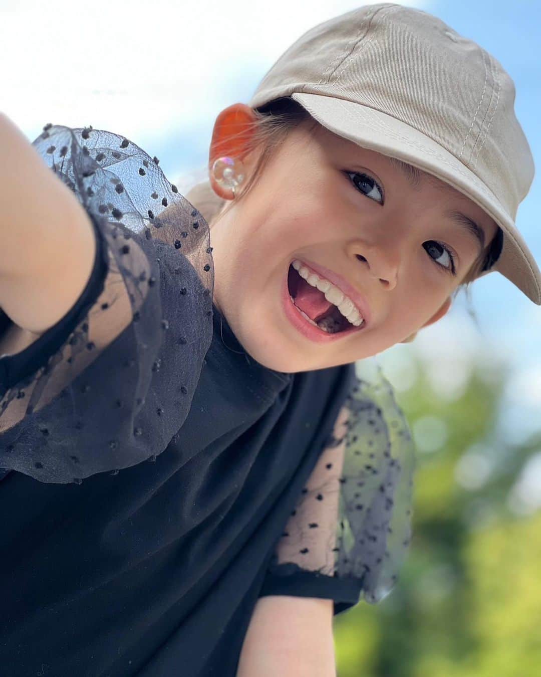 アレン明亜莉クレアのインスタグラム：「🌻  毎日暑いですね〜💦 この日は久しぶりにお散歩と公園に行きました〜 暑すぎて公園には20分くらいしか入れませんでした〜  今年の夏休みはみなさんお出かけしますか〜？🌻  メアリーはまだノープランです！   #girlsmodel #8歳 #kidsmodel #子どものいる暮らし #女の子コーデ  #インスタキッズ #ig_baby #ig_kids #子役  #ハーフキッズ #ママノワ #mixedkids #女の子モデル #ファッションモデル #ハーフ子役 #mamanokoカメラ部 #instagram_kids #insta_kids #ベビフル #コズレ  #ママリ #キッズフォト  #メアリーちゃん #アレン明亜莉クレア」