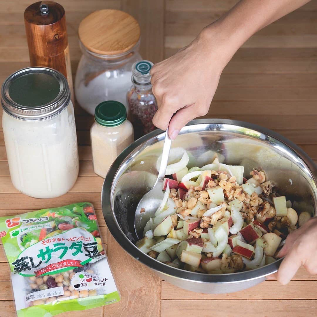 吉川ひなのさんのインスタグラム写真 - (吉川ひなのInstagram)「本日のサラダ♡ お野菜とくるみをホームメイドveganマヨネーズで和えて、メインにお豆をたくさん✨  このお豆はフジッコさんの「蒸しサラダ豆」を使ったよ。 保存料、着色料不使用でnon-GMOだから安心安全😊  お豆はほぼ毎日お料理に使ってる。良質なタンパク質や食物繊維も摂れるし、健康的で幸せな気分になれるから大好きな食材♡♡  フジッコさんが発信している、 毎日の食事に豆を取り入れて健康になろうという“EverydayBeans”という取り組みに、私もとっても共感しています☺️  @everydaybeans_fujicco #everydaybeans #フジッコのおまめさん #PR」7月10日 10時04分 - hinanoyoshikawa