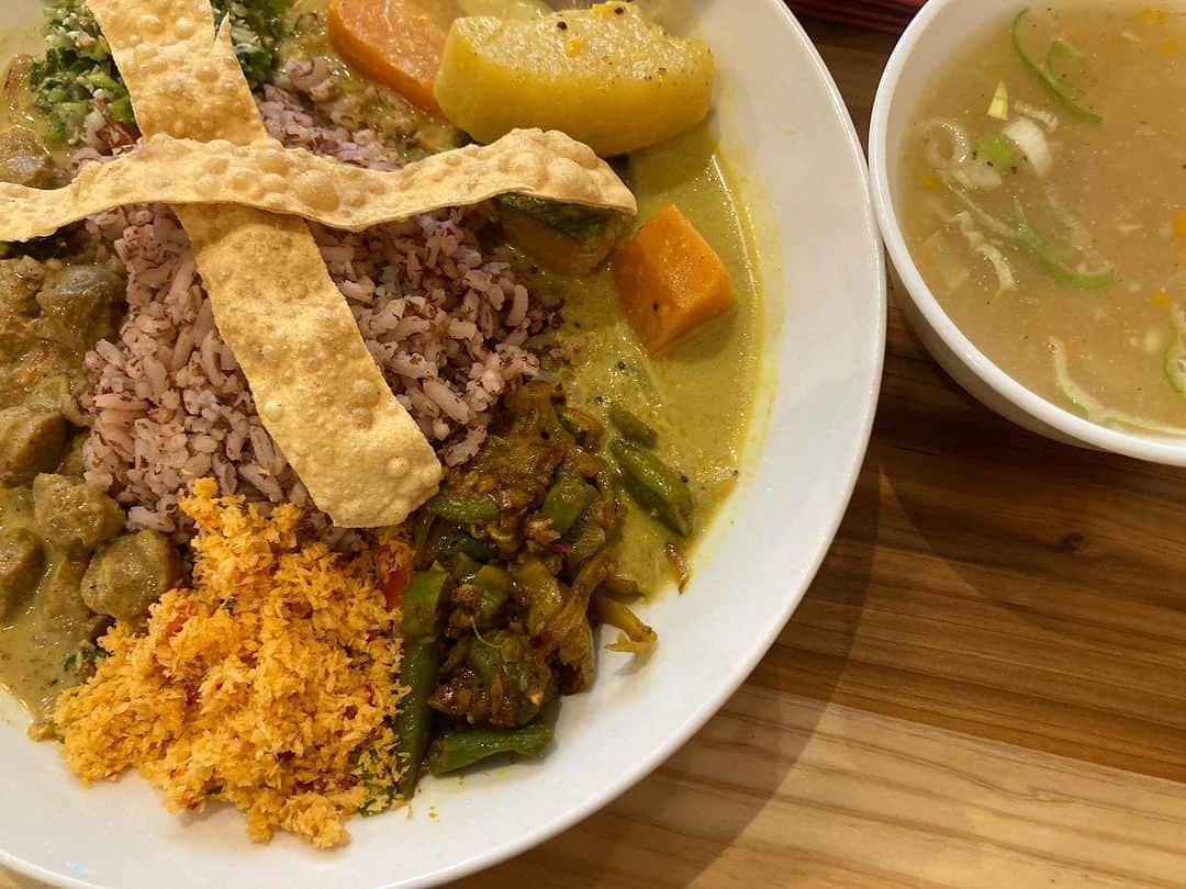 佐伯日菜子のインスタグラム：「#スリランカからの贈り物  #スリランカ  #美味しい  これはもうスープ一口目から震えるほど美味しかったよ！」