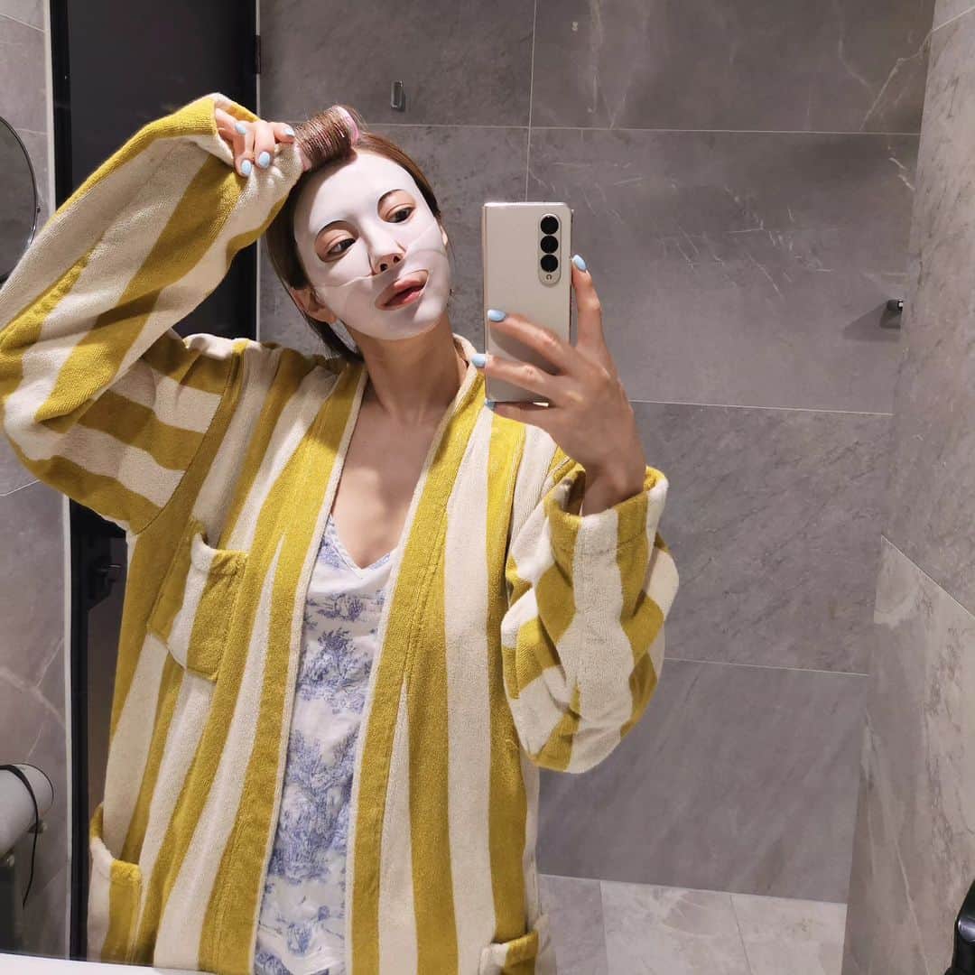 ユ・ハナのインスタグラム：「쥬말동안 팩하면서 맥주에 넷플보며 딩굴거리는 건  그저 바램으로 끝났지만 그래도 그 중 한 두개는 했음 되었다요!   웰더마 시카&콜라겐 하이드로겔팩은 이제 곧 마감하구요, 휴가철, 사람들 많은 수영장, 바닷가 특히 많이 다니고 습하고 더 자주씻는 계절이라 써머브리즈대표님과 최대 54% 할인에 사은품까지 준비했어요!   #써머브리즈페미닌워시  아직도 바디워시나 비누로  그곳을 씻으시는 분들은 없으시길 바라며, 건조하지않고 촉촉하며 건강한 환경을 유지시켜주는  여성청결제 오픈해두었답니다.  피드올릴게요🌸」