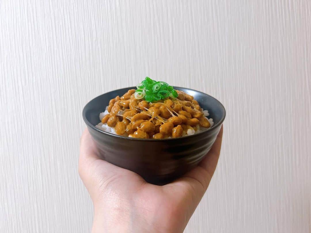 水城なつみのインスタグラム：「#納豆 の日 最近購入してしまった納豆ご飯の食品サンプル。笑  自宅の納豆グッズコーナーへ仲間入りしました🥹👍  #7月10日」