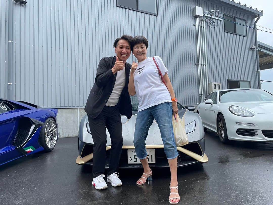 山本華世のインスタグラム：「昨日は佐賀へ、、、いつも気軽に福岡に来てくれてるから、事務所移転のイベントに行ってきましたぁ。久しぶりに池内にも会えて❤️嬉しかったし、人との出会いを大切にする人達ばかりだったから、心地イイ時間となりました。ウッチー兄弟、ありがとねぇ〜❤️ #佐賀 #神埼市 #メガモッツ #simplelife  #powerzero」