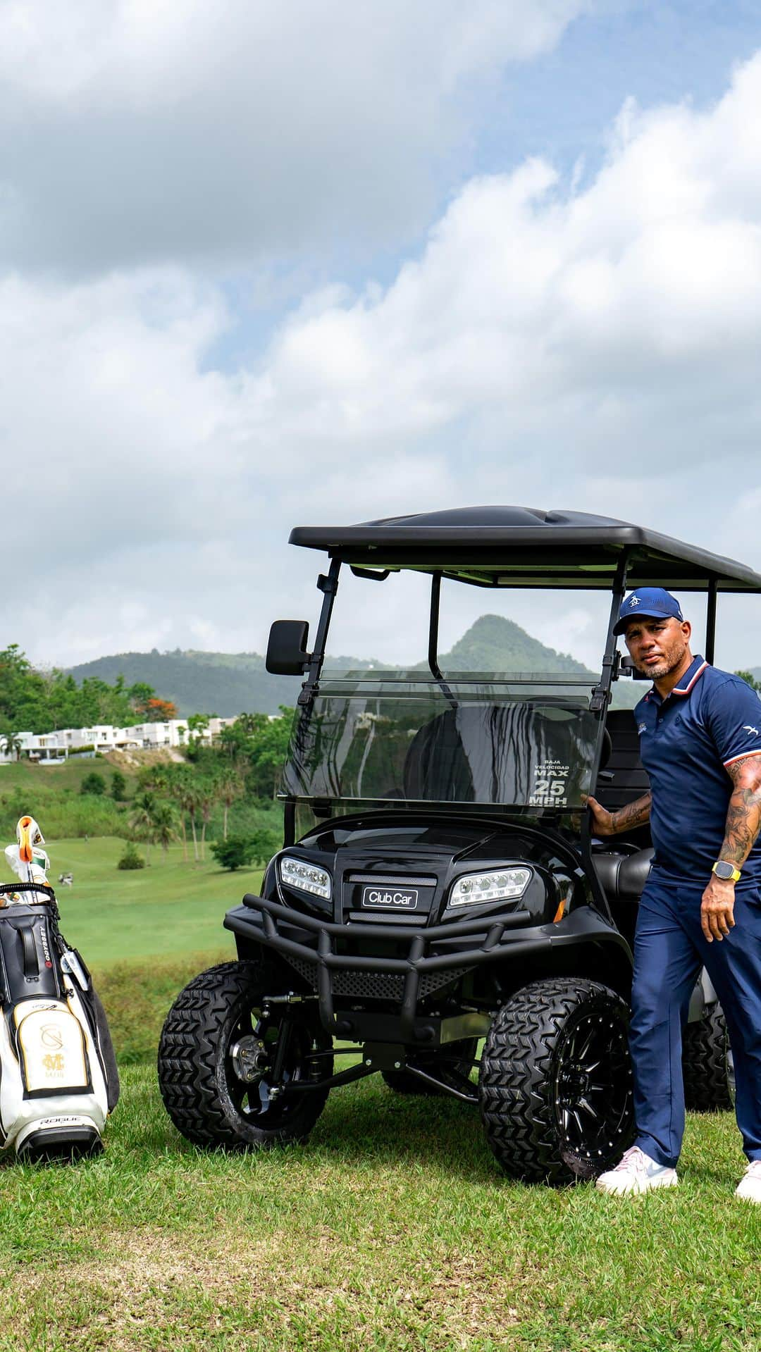 ミゲール・コットのインスタグラム：「La grandeza se demuestra en cualquier terreno, y nuestro campeón @realmiguelacotto ahora llega hasta el campo de golf a bordo de su nuevo ‘custom build’, el poderoso Club Car Onward. ⛳️🥊 Diseña tu modelo favorito online— Link en bio. #clubcarXmiguelcotto 🔥 · · · #clubcar #puertorico #golf #sports #golfcar #transportation #golfcourse #golfing #golfer #paradise #caribbean #golfdigest #golflife #palmasdelmar #golfcarrental #puertoricoopen #pgatour」