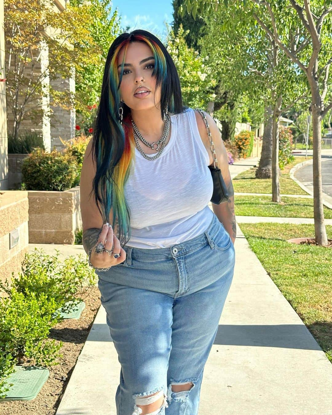 ヤスミナ・ダニエルのインスタグラム：「🖤⛓️🌈✨ Fit @FashionNovaCurve」