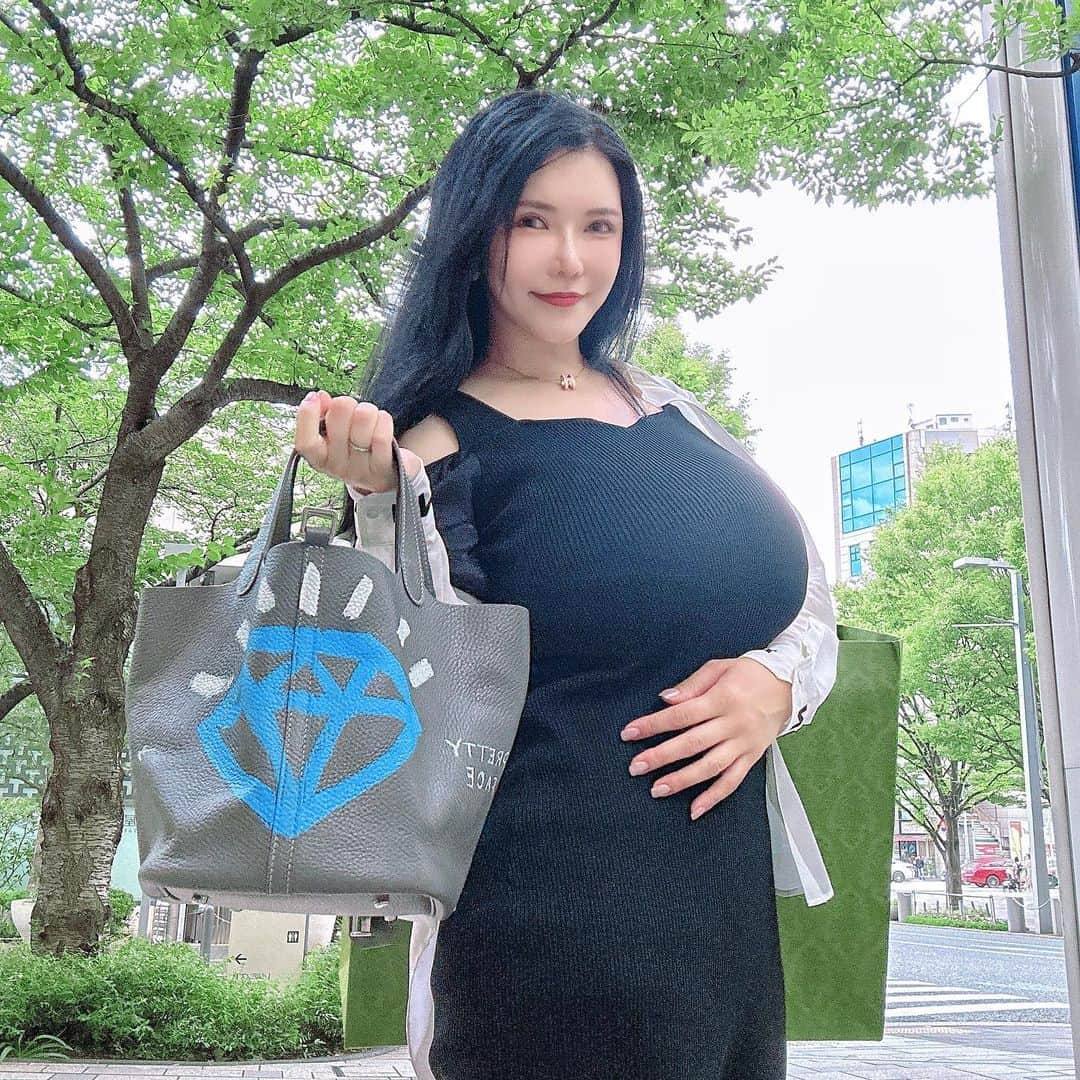 沖田杏梨のインスタグラム：「欲しかったGuernikaさん @guernika_jpn のキューブバッグ👜です！  お店がGinza SIXに入ってて、 通りすがる時に作品がキャッチーで いつも気になってました。 デザインがそれぞれ違ってて ハンドペイントだと知って感動。  私はBLACK DIAMONDの為にある様な このダイアモンドデザインのものにしました💎✨ 完売してたんですけど、 もう一つ作ってもらったのです💙 アーティスト、乾シンイチロウ @shinichiroinui さんの ハンドペイントが施されたレザーバッグで 本牛革な所が凄いです。 本格的で高級感があります。  早速使ってたら可愛いって褒めてもらいました😙🎵 使い易くて小さいサイズも欲しくなりました☺️ アクセントにビタミンカラーとかも良さそうですね💚 この夏たくさん使いたいと思います♪  #guernika  #pr」