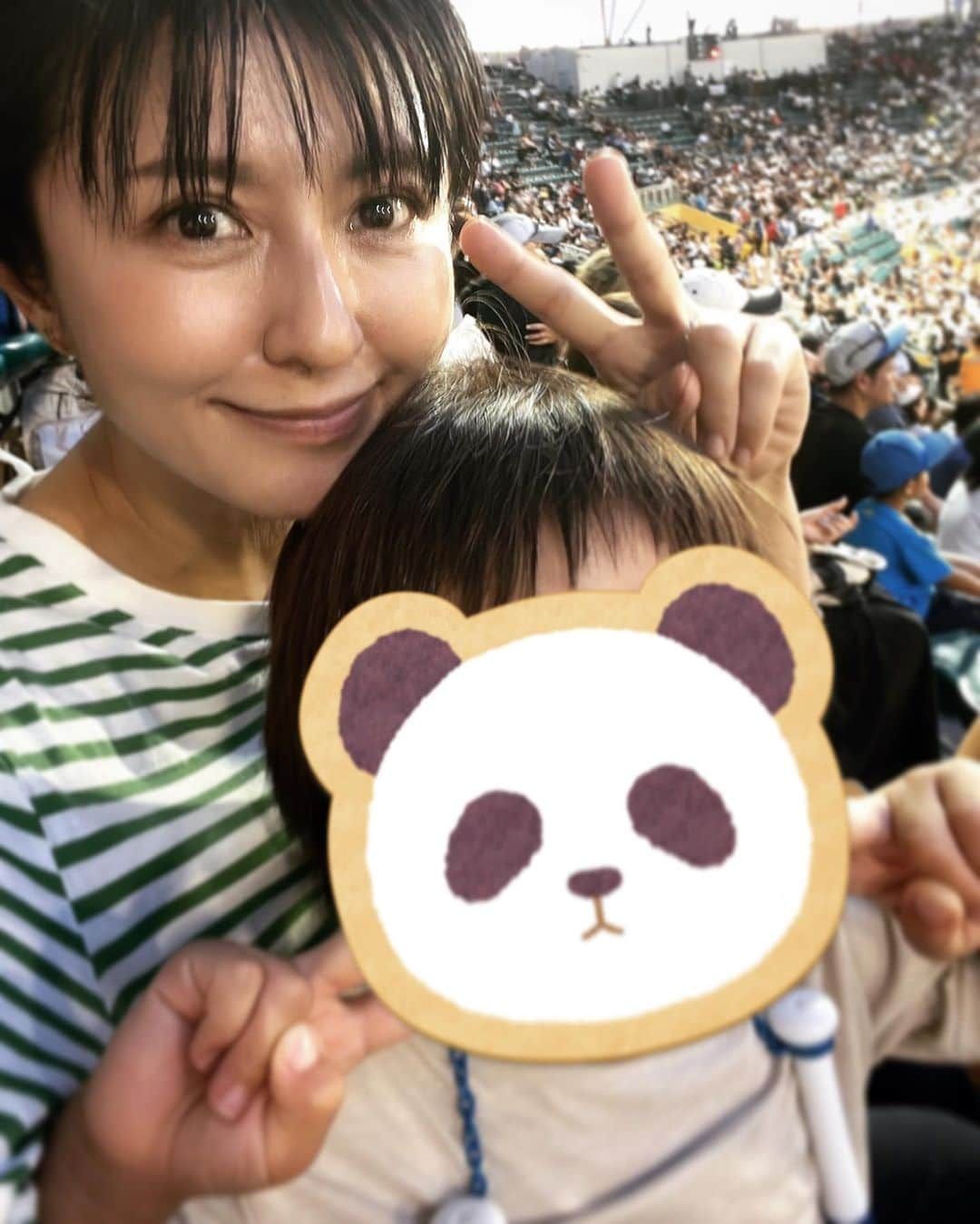 宮内知美のインスタグラム：「WBCから すっかり野球好きに😁  野球観戦をずっと楽しみにして 選手名鑑を買ってあげたら 調べるくせがついてきた👍  #今日は何対何で何点差だったよ #いつのまにか引き算が得意  #野球選手になりたいって言いだした #それはなかなか難しいってまだ言えない #5歳男児 #大谷翔平選手みたいになりたい  #王道の夢 #それも嬉しいです」