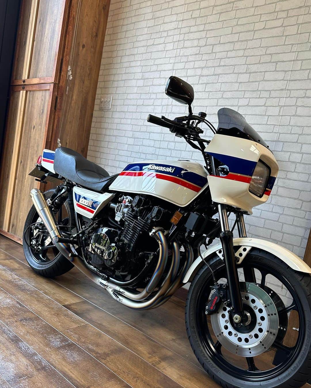 織戸学のインスタグラム：「真夏の横浜  暑い日には バイクが、  暑い  本当に調子の良い Z1000R2  1070ca  ピスタルピストン  このチタンマフラーは、めちゃくちゃ作りが良い作品  なんと言っても エキパイの曲がりが最高  バイクの魅力は マフラーと言っても良い。  @pams_z   #zレーシングパーツ   @130ryokohama」