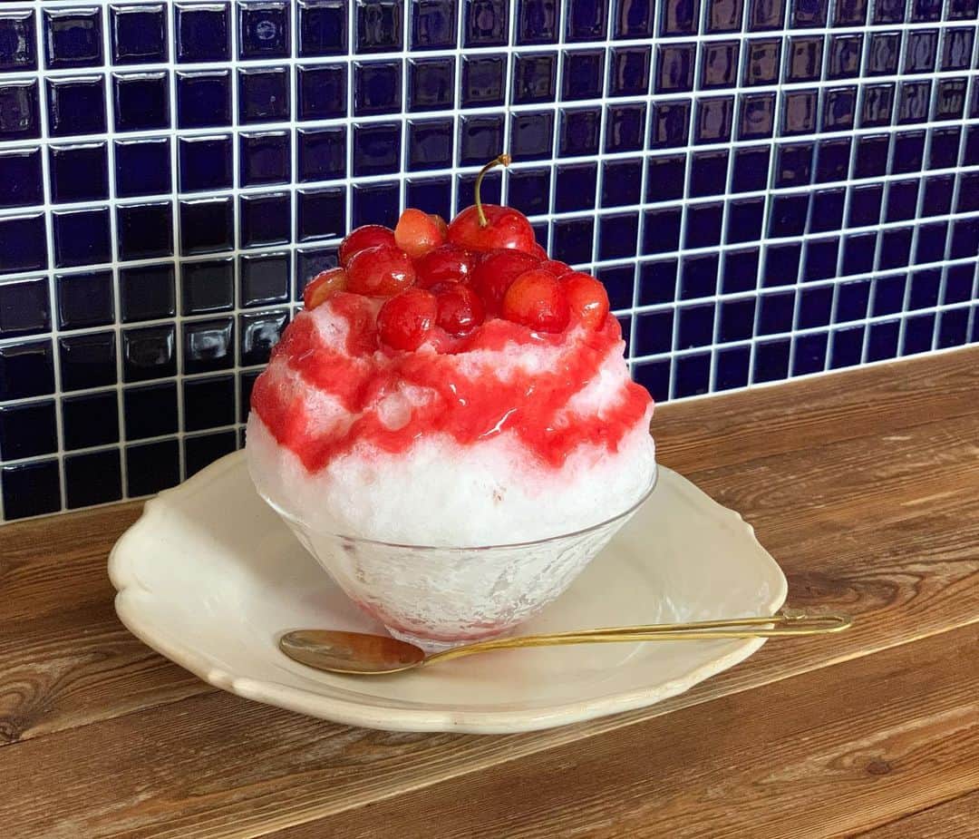 原田麻子さんのインスタグラム写真 - (原田麻子Instagram)「さくらんぼとすもも  なにそれ…もう好きが確定してるやつ…そんでこの見た目な… 可愛すぎる  さくらんぼ、生ってゆってたけどかるくコンポートにしたくらいのじゅわあまで美味しすぎた。  これは翌日も食べた。  #かき氷#かき氷🍧#おやつ#ごはん#sweets#shaveice#京都かき氷」7月10日 10時58分 - achakoko