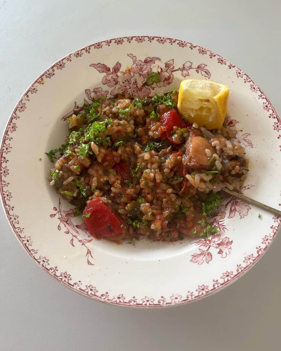 journaleatripのインスタグラム：「octopus  蛸🐙は基本冷凍庫に常備 🍅は塩で発酵させて冷蔵庫に常備 パセリは微塵にしてこれまた冷凍庫に常備 赤玉葱🧅が父畑により豊富にある →ということで急遽の来客にこの蛸リゾット(いや粥が近い)が登場する。  蛸出汁が素晴らしく優しくかついい味をだしてくれるのでお腹に染み渡る そして翌朝も美味しい」