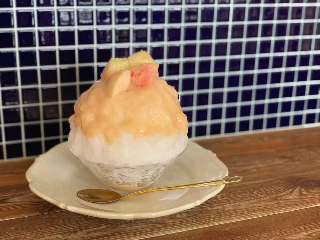 原田麻子のインスタグラム：「桃ミルク  桃もあるよ〜とのことで追加…  注文ごとカットされ、シロップもフレッシュなのでこんなにかわいいピンク色。 今時期の桃ってまだ味乗ってないイメージだったけど完熟でめちゃくちゃ美味しかった  #かき氷#かき氷🍧#おやつ#ごはん#sweets#shaveice#京都かき氷」