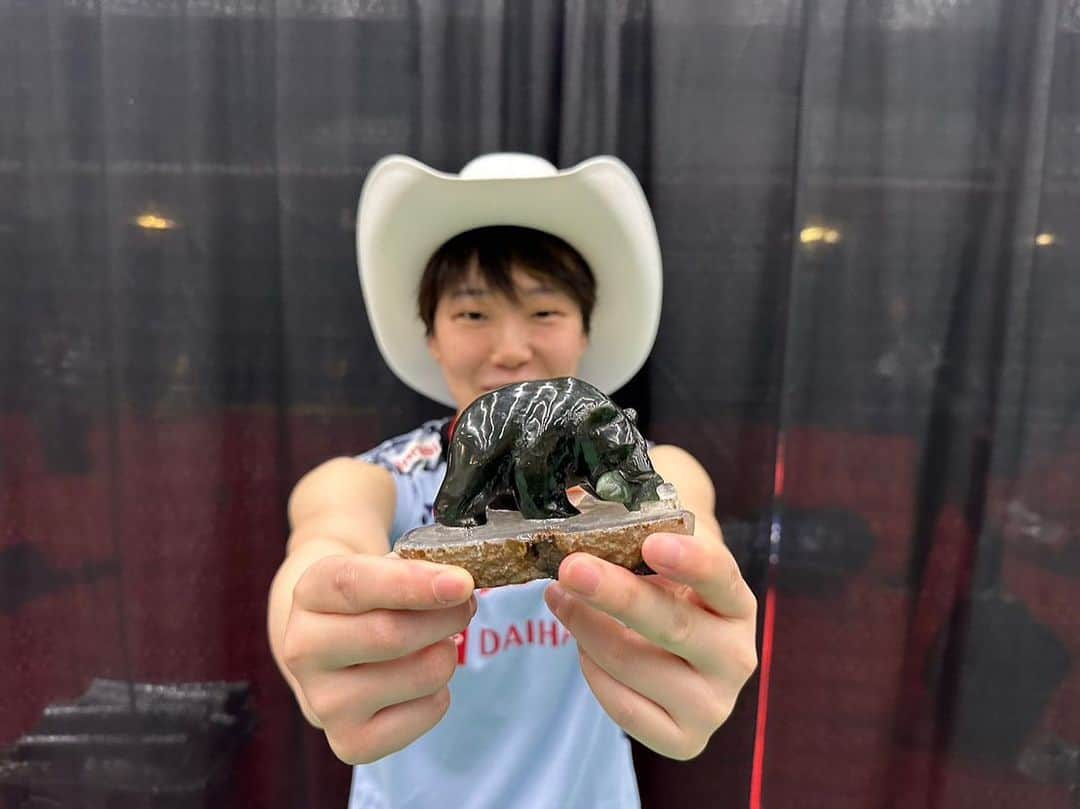 山口茜のインスタグラム：「..  Canada Open 2023 🥇🍁  大きな時差もある中、応援ありがとうございました。  Thank you for your support 🇨🇦🇯🇵🌏  #時差えぐい #標高高い  #ほぼ高地トレーニング #テンガロンハット #熊  📸Cr: @badmintonphoto_official」