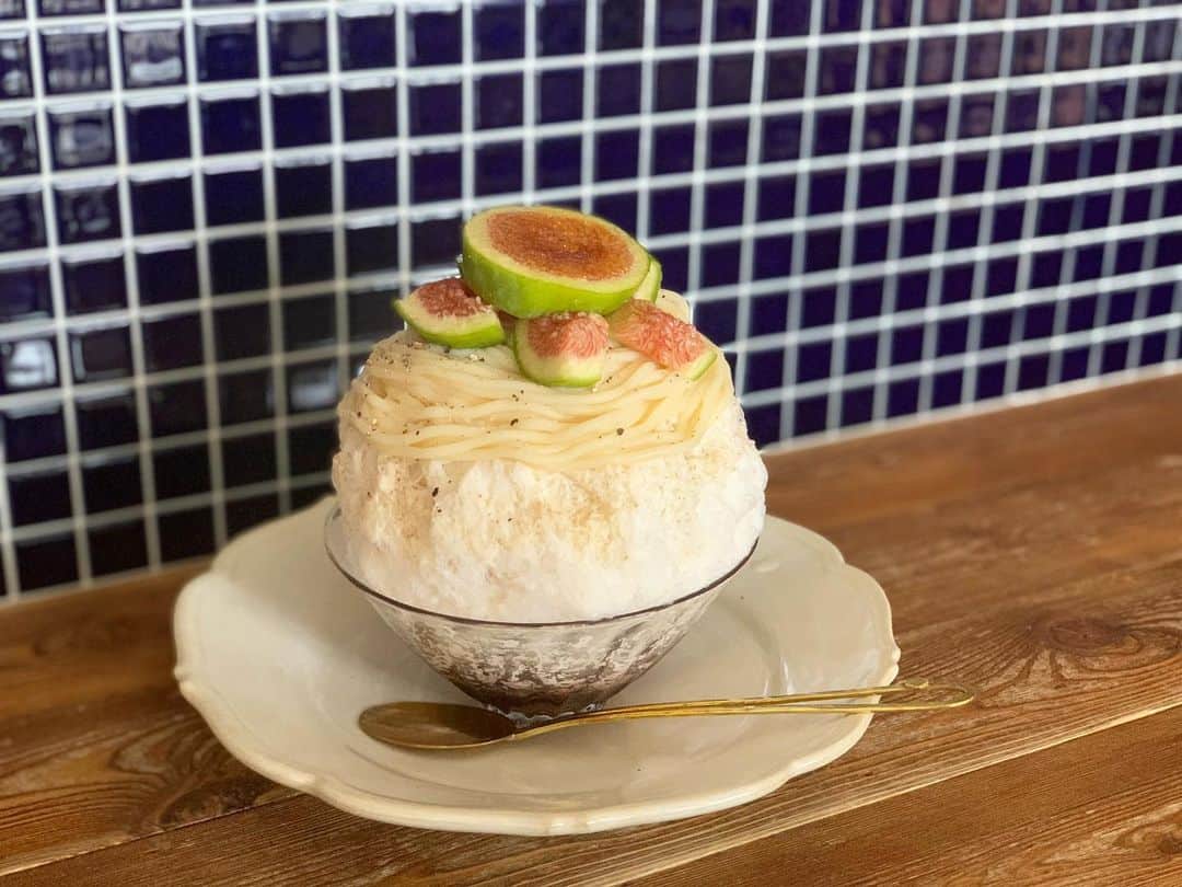 原田麻子のインスタグラム：「青いちじくと白あん  以前も食べたメニュー  いちじくはそんなにすきじゃないけどヒヨリさんの青いちじくは ちょっとズッキーニみもあって どろべちゃしたなくておいしいの！ 凛としたいちじく みたいな  食べられて良かったー  #かき氷#かき氷🍧#おやつ#ごはん#sweets#shaveice#京都かき氷」