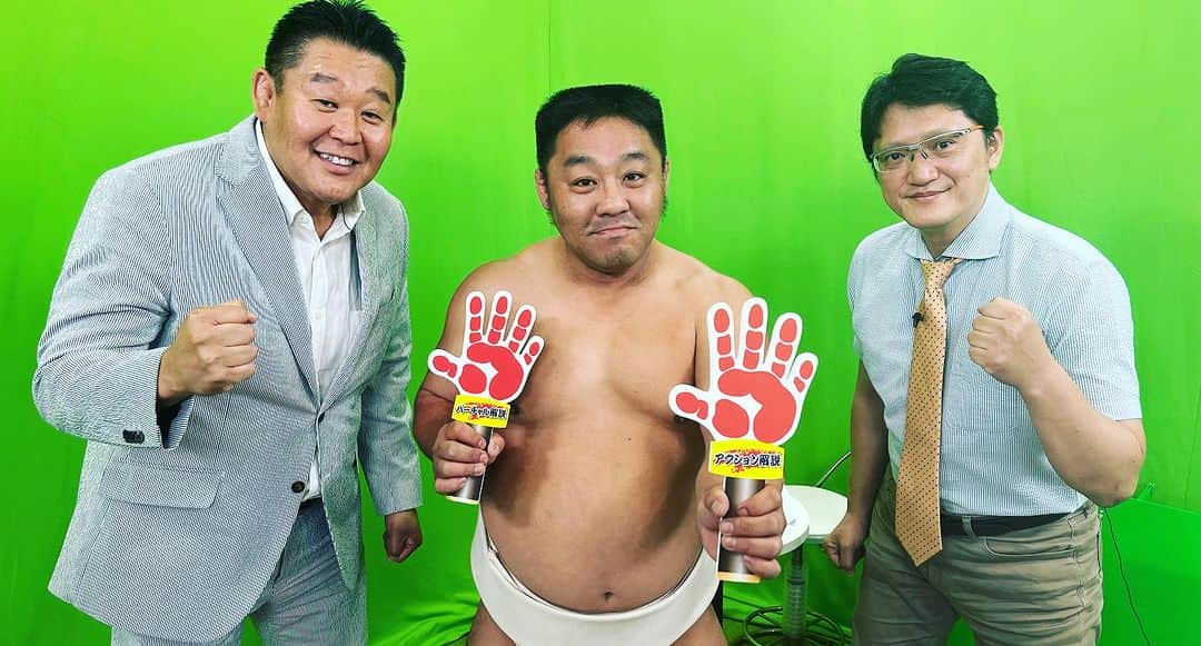 あかつのインスタグラム：「3年半ぶりに 【Abema大相撲LIVE】の土俵に戻れました〜っ❗️ コメント欄が歓迎のお言葉いっぱいで嬉しい〜‼️ ただいま〜‼️  #abema大相撲live #アクション解説 #花田虎上 #第66代横綱 #若乃花 #船山陽司」