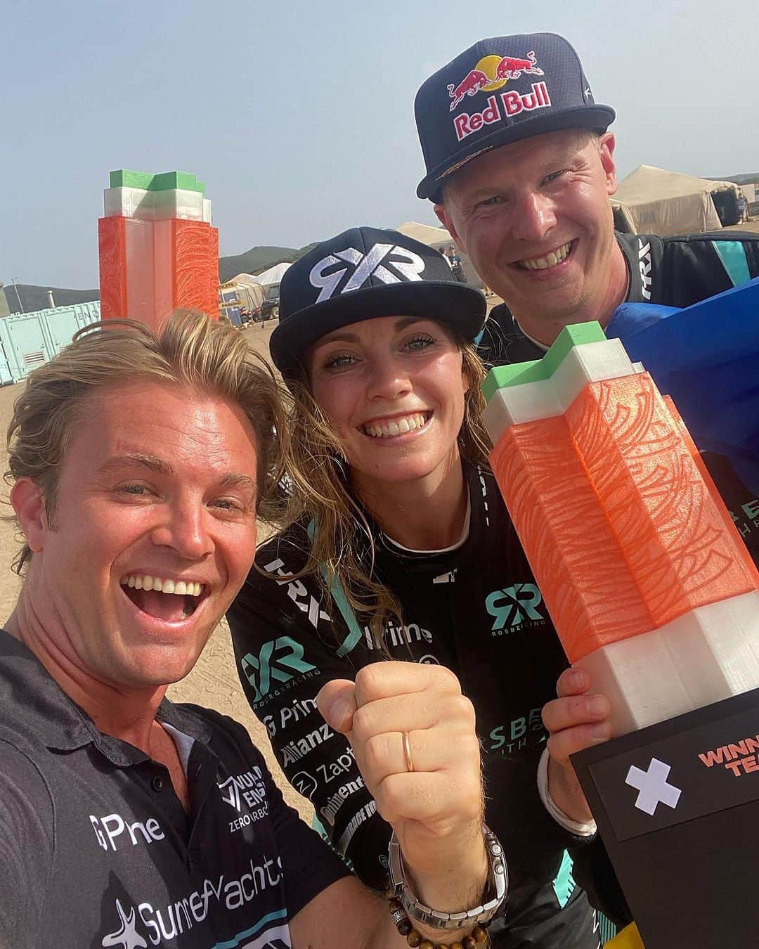 ニコ・ロズベルグのインスタグラム：「DOUBLE Electric Off-road Racing Winners 🏆🏆 Very proud of the whole team @rosbergxracing and a big thank you to @igcom.uk @allianz @extremeelive」