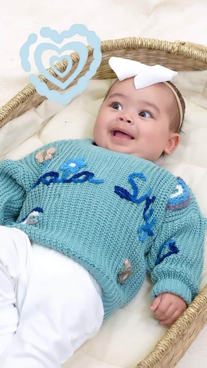 リアン Vのインスタグラム：「We are so happy to announce that our @benjaminbaby Brand is officially LIVE! The first item we launched are customizable sweaters for your little ones! ✨ They are all handmade with love and perfect to wear all year round! We hope you love them as much as we love creating them for you! 😍  Video by : @realproductions.inc  BenjaminBaby models : @zaiasky @love.baby.reign @jiancarloarias @thegiovannaarias @jadecottoncandy @itshazelmonet @billion_king_grays」