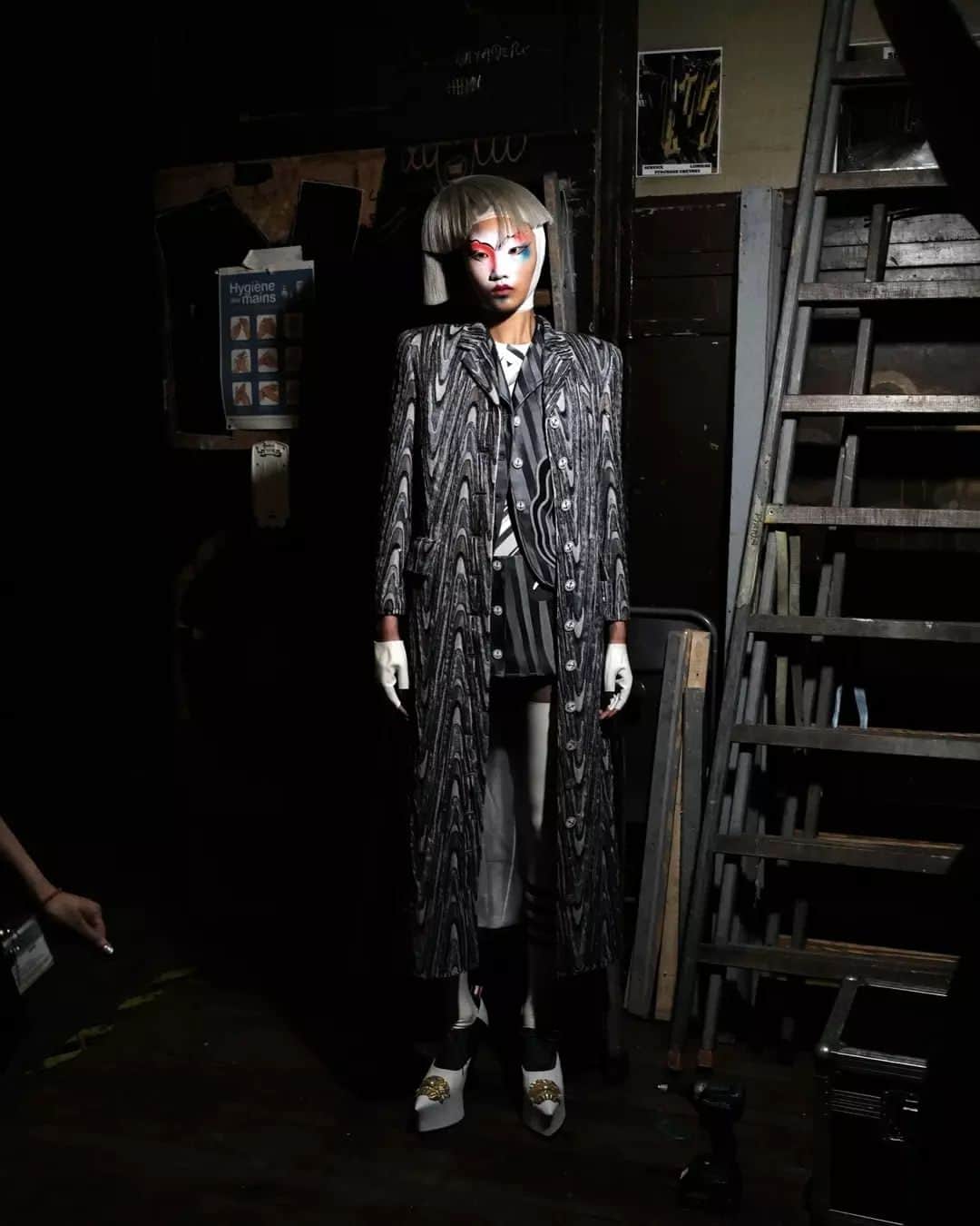 Fashion Weekさんのインスタグラム写真 - (Fashion WeekInstagram)「Break a leg! Models get stage-ready #BackofHouse at #ThomBrowne #FW24. The broadway-esque runway show was reminiscent of a theater performance.」7月10日 2時39分 - fashionweek