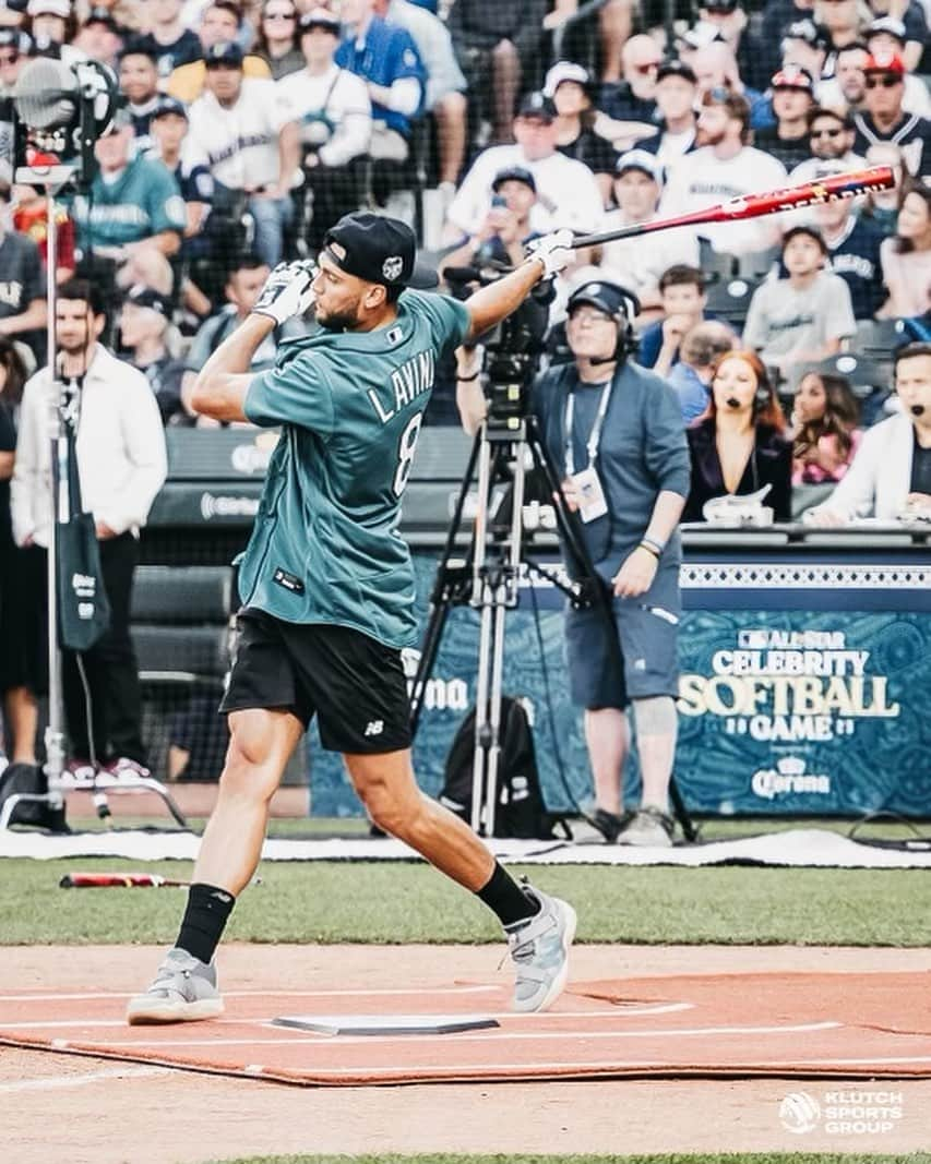 ザック・ラヴィーンのインスタグラム：「Living out a childhood dream ⚾️」