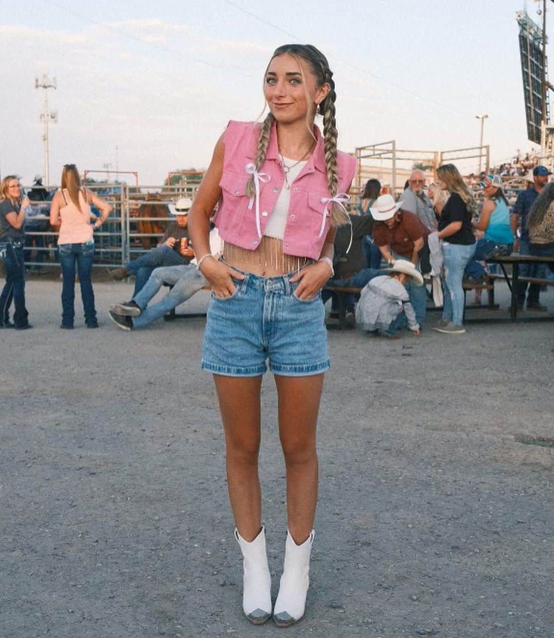 Brooklyn and Baileyのインスタグラム：「Barbie cowgirl 💅🏻」