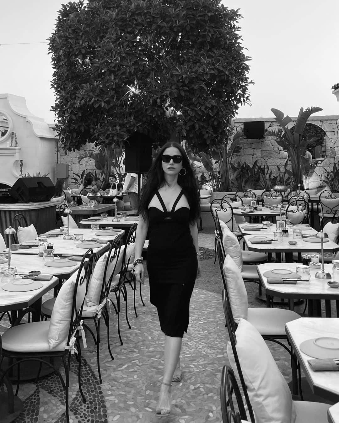 Ozge Gurelさんのインスタグラム写真 - (Ozge GurelInstagram)「Black dress ama little değil 😒💅🏻」7月10日 2時37分 - ozgecangurelofficial