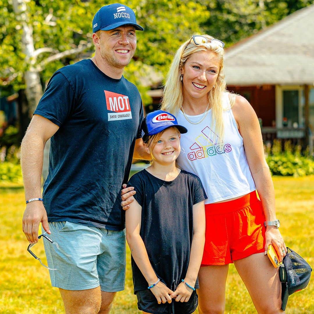 ミカエラ・シフリンのインスタグラム：「I got to visit @camp.arrowwood this past weekend while out east in the Berkshires with family. I’m so honored to join their team as an ambassador for youth sports!!   What struck our family most about this camp is that it’s a sports camp with an emphasis on core values and the development of good humans. My parents raised my brother and me largely in sports culture, so Camp Arrow Wood’s mission and mantras resonate deeply with us.   “Where sports and spirit unite.” They work to empower boys and girls not only to explore their given passions, but also to experience new interests and the less familiar. Their mission is inspired by and written by their campers, their mantras are:   •Motivate, don't mandate  •Competition with compassion  •Give camp back to the kids  •Always keep it real  I had a blast meeting with and chatting with campers, and Aleks and my mom did too. Thank you all for the warm welcome…already looking forward to our next visit. Love what you guys are doing to make a difference in the life of youth, and I’m so happy to be a small part of it. 🙏 📷: Quentin Gittens @ratedqg」