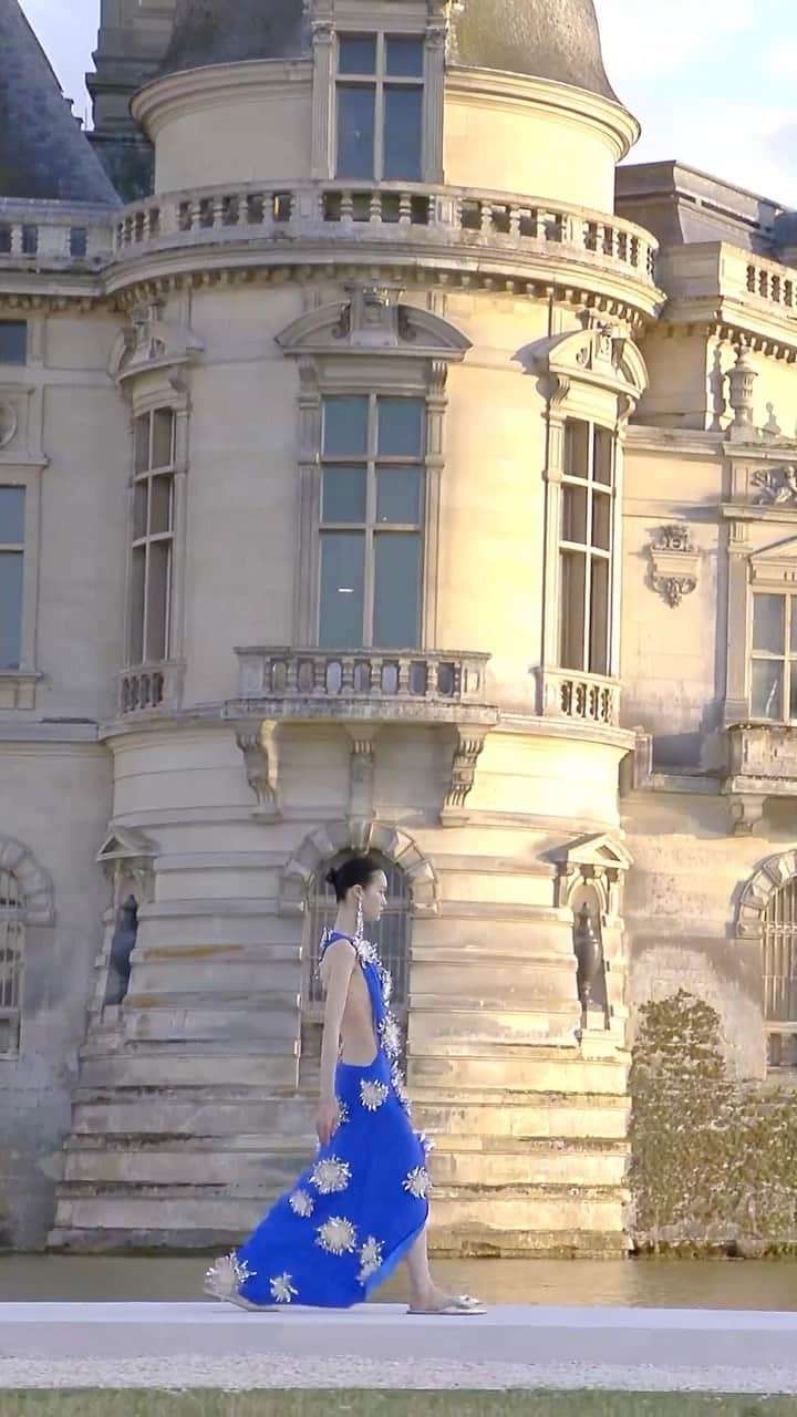 のインスタグラム：「A lurex velvet coat, electric blue dress and garments donning complex embroideries in a range of fabrics.   At Valentino “Un Château,” the Maison’s mastery of materials and workmanship shines center stage. Relive the entire #ValentinoHauteCouture experience, online now through the link in bio.   Soundtrack by @ANOHNI Makeup: @valentino.beauty #ValentinoUnChateau #ValentinoHauteCouture」