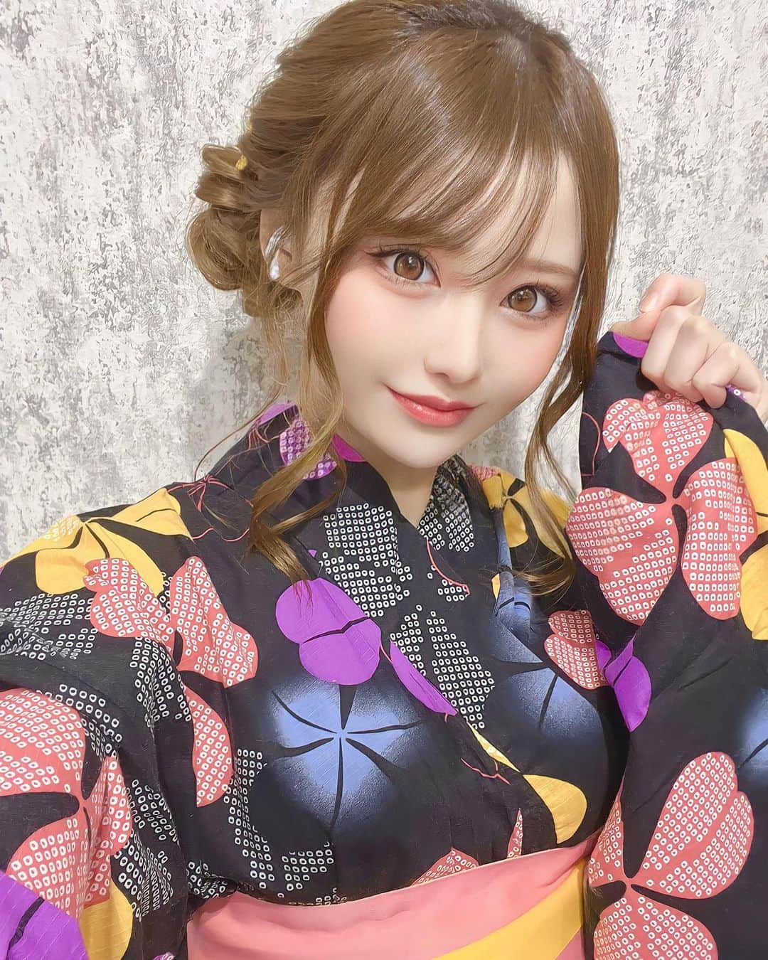 結城里華さんのインスタグラム写真 - (結城里華Instagram)「_ _ 微笑むの可愛い悪魔🪽💛 _  #tokyo #日本 #東京 #新宿 #歌舞伎町 #キャバクラ #キャバ嬢 #整形 #ヘアセット #韓国 #ATEEZ #홍중 #한국 #일본 #도쿄 #신주쿠 #photooftheday #instagood #台湾 #香港 #followme #instafood #love #오오티디 #셀카 #셀카그램 #패션 #데일리룩 #좋아요 #메이크」7月10日 3時03分 - yuuki_rika