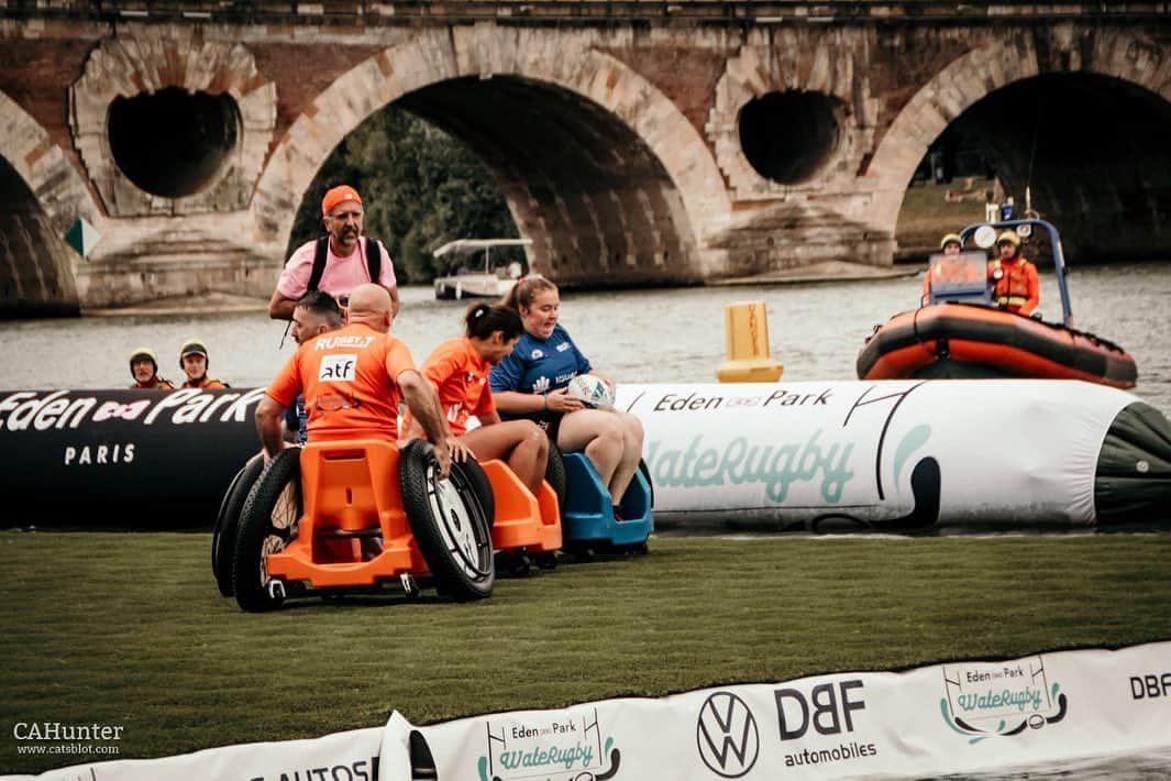 富田真紀子さんのインスタグラム写真 - (富田真紀子Instagram)「Wheelchair Water Rugby 🏉 👩‍🦼  ラグビーのルールそのままで、7人制の車椅子ラグビー。  ボールを後ろに投げて、ディフェンスを避けて前に進むという、腕の勝負💪  誘ってもらって初めて楽したんだけど、かなりアグレッシブだったし、  みんなすごいオープンマインドの方で、総じて本当に楽しかった❣️  このイベント、日本で絶対やりたい😆👍👍👍  #waterrugby  #waterrugbytoulouse」7月10日 3時09分 - makikotommy