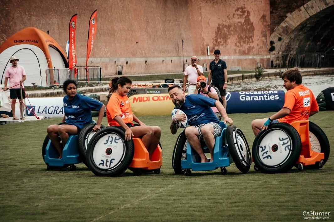 富田真紀子さんのインスタグラム写真 - (富田真紀子Instagram)「Wheelchair Water Rugby 🏉 👩‍🦼  ラグビーのルールそのままで、7人制の車椅子ラグビー。  ボールを後ろに投げて、ディフェンスを避けて前に進むという、腕の勝負💪  誘ってもらって初めて楽したんだけど、かなりアグレッシブだったし、  みんなすごいオープンマインドの方で、総じて本当に楽しかった❣️  このイベント、日本で絶対やりたい😆👍👍👍  #waterrugby  #waterrugbytoulouse」7月10日 3時09分 - makikotommy