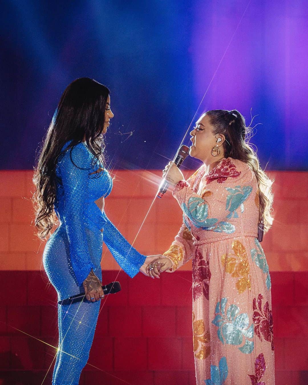Preta Gilのインスタグラム：「OBRIGADA LUD, cantar ontem com você no @ludmillanumanice lotado, foi uma dose muito forte de amor e cura!!! Poder brincar com o público do meu jeitinho e me sentir viva é uma dádiva!!! Te amo, te amo, te amo @ludmilla!!!  Há 3 meses atrás eu estava no meio do meu tratamento oncológico, fazendo quimioterapia, quando tive uma sepse, os médicos me ressuscitaram e passei 21 dias na UTI.  Deus quis que eu vivesse mais e mais, logo depois disso terminei meu casamento de 10 anos de forma traumática, voltei pro meu tratamento oncológico e fiz 25 sessões de radioterapia juntamente com quimioterapia oral.  Tenho sequelas disso tudo no meu corpo e no meu emocional, mas sigo cheia de força, garra e a certeza da cura. Mês que vem eu opero para retirar o tumor e sim, agora eu estou descansando e me permitindo viver pequenos prazeres, como ter feito o show com a minha família e cantar com alguns amigos que amo. Isso também faz parte do meu tratamento e os médicos me apoiam. Não se preocupem, sou muito, muito responsável!!!」