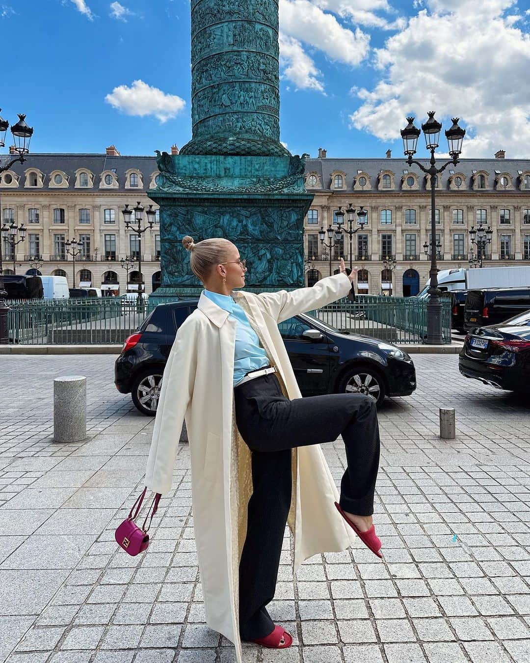 キャロライン・ダウルのインスタグラム：「Anzeige // when you have a business meeting at 9am but the @fendi couture show at 2pm ✨」
