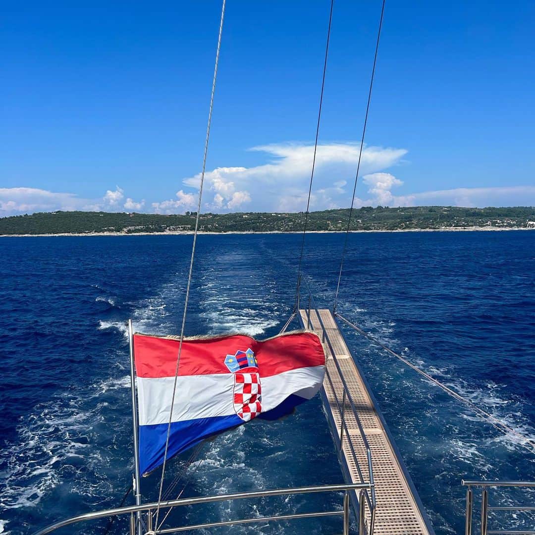 ブランカ・ブラシッチさんのインスタグラム写真 - (ブランカ・ブラシッチInstagram)「Holiday photo/video dump ☀️🌊👙🏖️🏊🏻‍♀️  #sailing #croatiancoast #adriaticsea #vacation #holiday #family」7月10日 3時33分 - blankavlasic_official