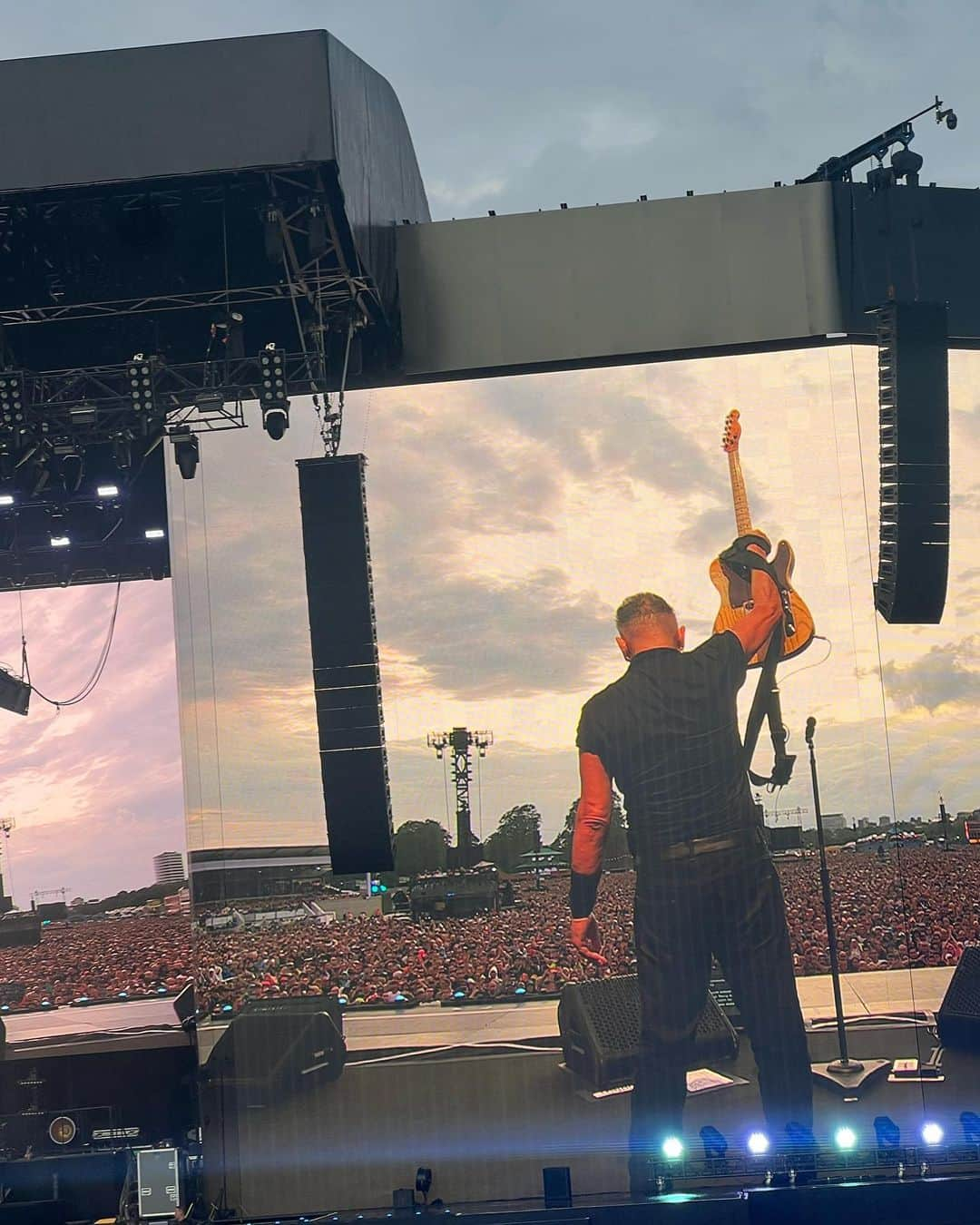 オーランド・ブルームさんのインスタグラム写真 - (オーランド・ブルームInstagram)「There’s a reason he is the BOSS ✊I can’t remember the last time I witnessed such vulnerable, powerful, poetic and beautifully playful masculinity @springsteen he came, he played - actually sang like his life depended on it - and he conquered the hearts of and minds of at least 65k people watching in the park last night 🫶」7月10日 3時36分 - orlandobloom