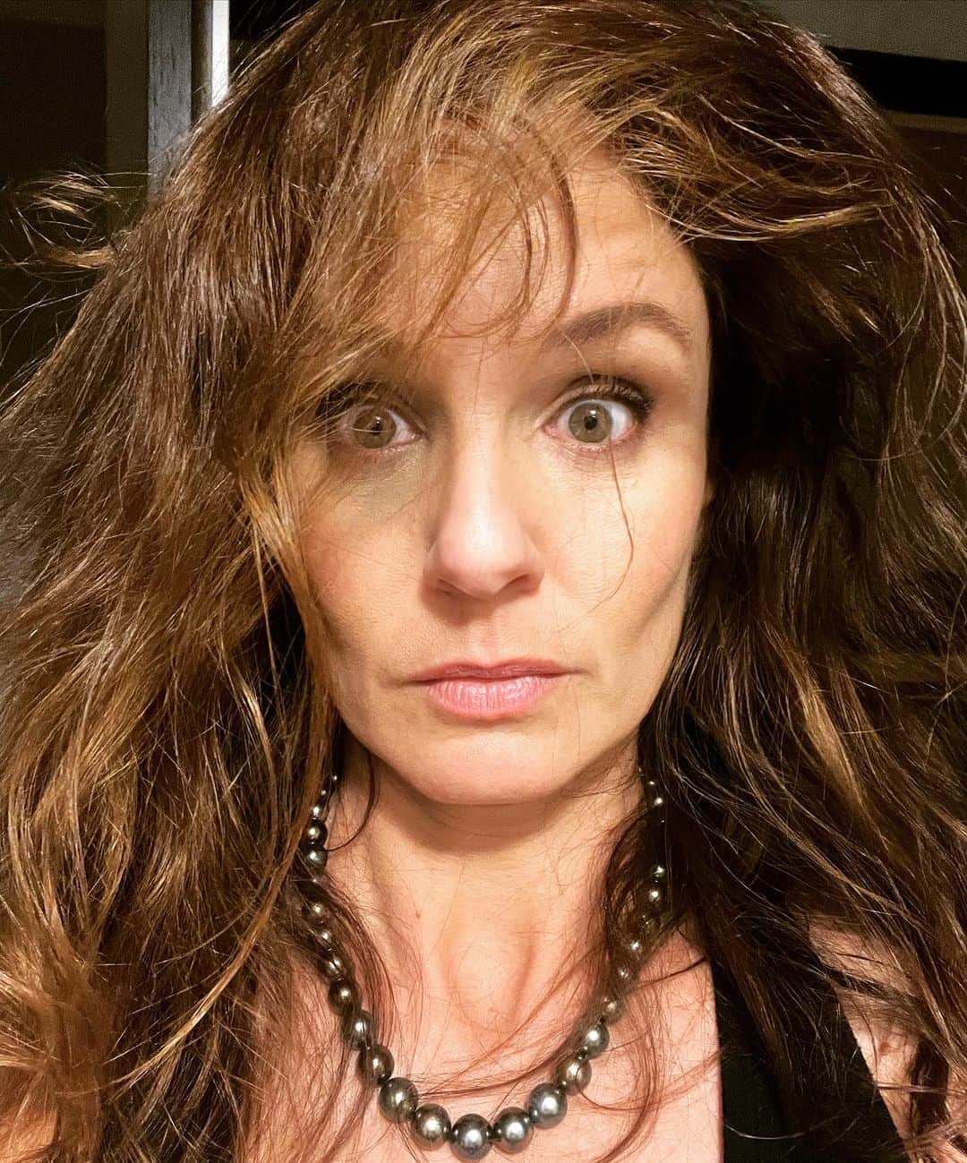サラ・ウェイン・キャリーズのインスタグラム：「this is what toronto did to my hair 😬  . back home now 😮‍💨  . hitting the road again tomorrow 🥸」