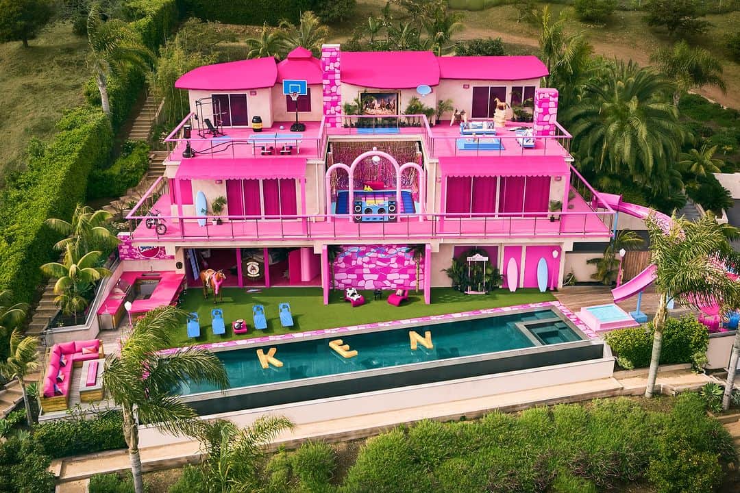 ELLE Germanyのインスタグラム：「Airbnb vermietet Barbies Traumhaus in Malibu – mit Ken als Gastgeber! Passend zum Filmstart des Barbie-Films können Sie das Haus für zwei individuelle Aufenthalte am 21. und 22. Juli 2023 buchen. Und das auch noch kostenlos! Wie das geht? Versuchen Sie Ihr Glück ab dem 17. Juli um 19 Uhr MESZ unter airbnb.com/kendreamhouse.   Wer möchte unbedingt mal im Barbie-Traumhaus schlafen? ✨  Credit: Joyce Lee / Hogwash Studios #barbie #barbietraumhaus #airbnb #vacation」